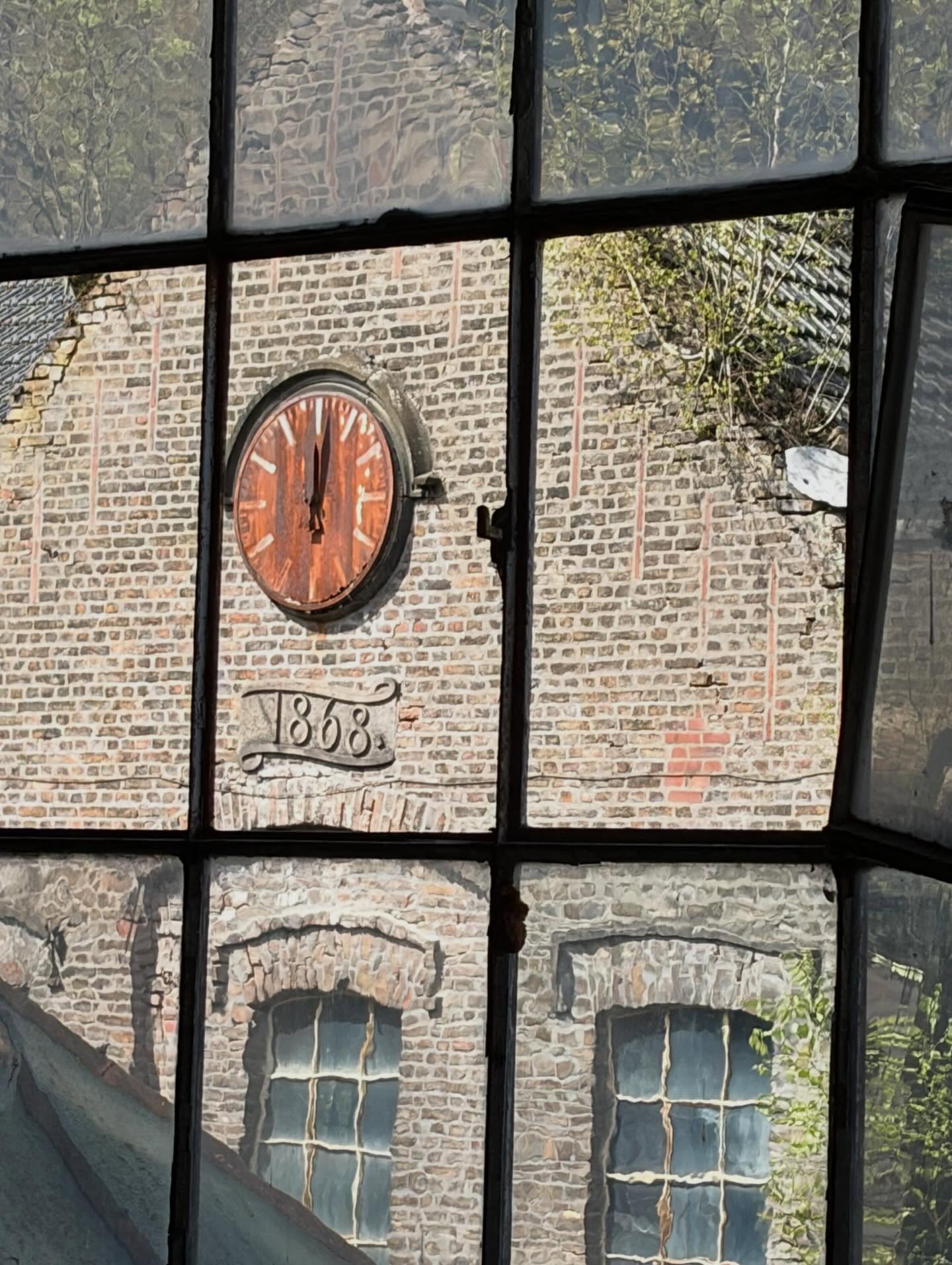 High Noon. 🕰️
Und irgendwie fühlt es sich genau so an.
Still. Besonders. Ein Moment zwischen Vergangenheit und Zukunft.
Blick aus einer unserer zukünftigen Loftwohnungen – direkt rüber auf das historische Fabrikgebäude von 1886. Die alte Uhr steht… aber nicht mehr lange. Wir bringen sie wieder zum Laufen. Versprochen.
Was hier entsteht?
Kein normales Wohnprojekt. Eher ein kleines Universum:
Lofts mit Charakter, ein Gym, Spa & Pool, Coworking, Hofladen, Kino, Concierge-Service, Dogwash (ja, wirklich 😄), Rooftop-Bar, Restaurant… und das alles mitten im Naturschutzgebiet am See.
Früher wurde hier produziert.
Heute entsteht ein Ort zum Leben.
Und diese Uhr?
Die wird bald wieder zeigen, dass hier die Zeit nicht stehen geblieben ist – sondern gerade erst richtig beginnt.
#LoftLiving
#Denkmal
#AltbauLiebe
#Immobilienprojekt
#Naturschutzgebiet HighNoon ComingSoon