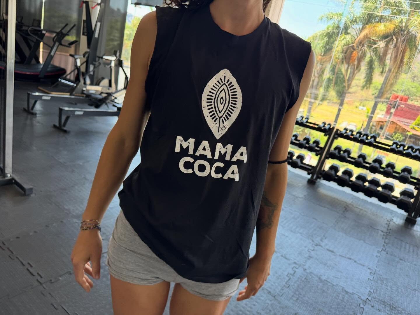 Nos encanta entrenar en @_oasis_wellness realmente se ha vuelto un oasis donde detener la mente, refrescar los pensamientos y tomar fuerza para con gusto encuerpar las rutinas de trabajo, la cotidianidad de la maternidad y el sostener un hogar saludable.
Cada vez nos encontramos más personas entrenando usando nuestras prendas, que mejor que puro algodón y materiales naturales cuando te mueves y sudas.