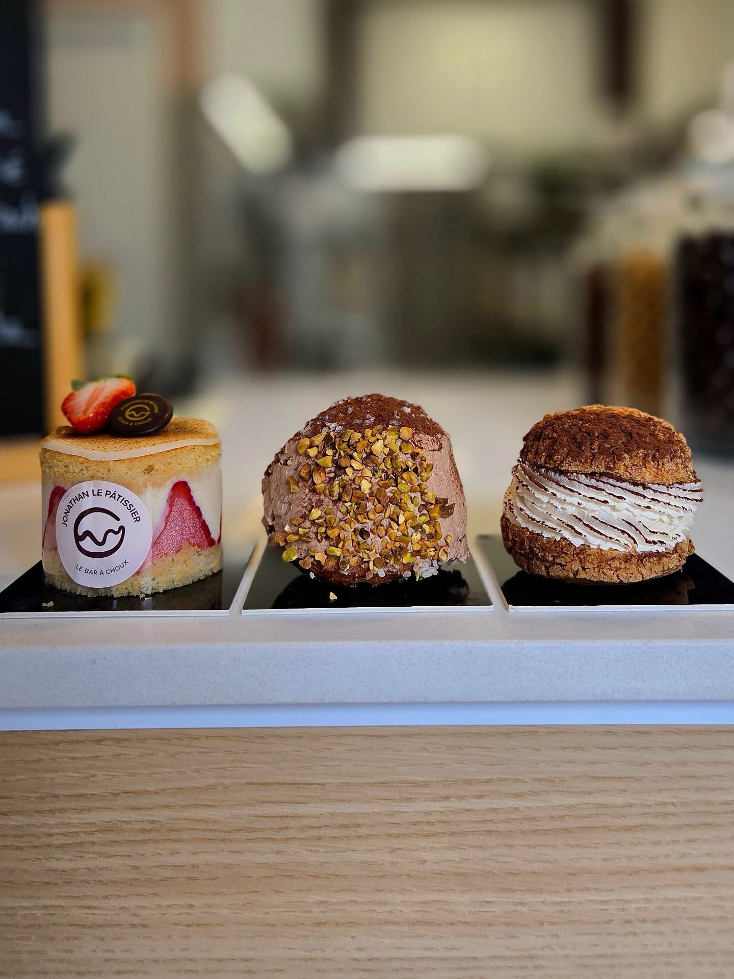 Nouveautés du moment chez Jonathan Le Pâtissier !
Trois créations, trois ambiances… mais toujours la même exigence : du goût, du frais, et du fait minute.
• Chouquette du moment — façon Dubaï
Une chantilly chocolat toute en légèreté, relevée par une pistache croustillante… régressive et ultra gourmande.
• Chou du moment — tiramisu poires
Poires caramélisées au beurre salé, praliné croustillant, chantilly tiramisu… un équilibre parfait entre douceur, intensité et texture.
• Le fraisier
Un grand classique avec des fraises fraîches, une crème légère et un biscuit moelleux… simple, efficace, incontournable.
Tout est disponible dès maintenant en boutique.
Quantités limitées, comme toujours.
📍 14 avenue Maréchal Foch — Nice
#jonathanlepatissier #nicefood #patisserienice #choux #fraise