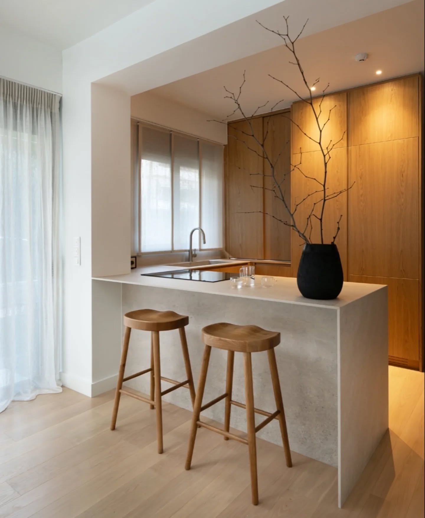 AMP Residence
A 90 m² ground-floor apartment in Athens. A "living showroom", where everyday life, material contrast and personal expression meet.
At the heart of the residence, the custom kitchen becomes more than a functional workspace: a place to gather, pause and connect.
Interior Architecture + Design
MĪNIMUC DESIGN STUDIO
@minimuc.design
Photography @_panosiliopoulos
•
#MINIMUC
#InteriorArchitecture
#KitchenDesign
#ResidentialArchitecture
#ContemporaryInteriors