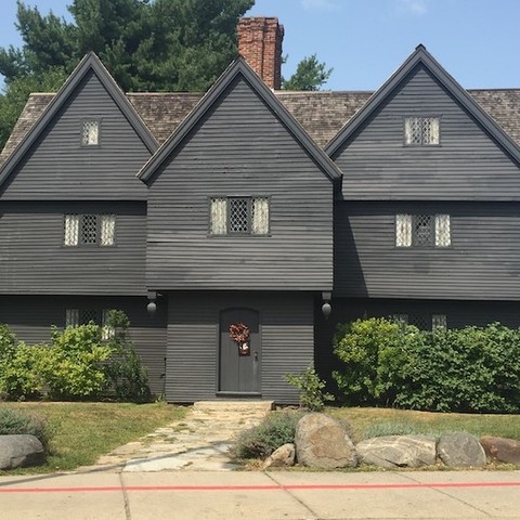๐ป Tip of the Day: Explore the Witch House, the only structure still standing in Salem with direct ties to the witch trials! Dive deep into the history and explore its eerie corners. #SalemOnYourOwn