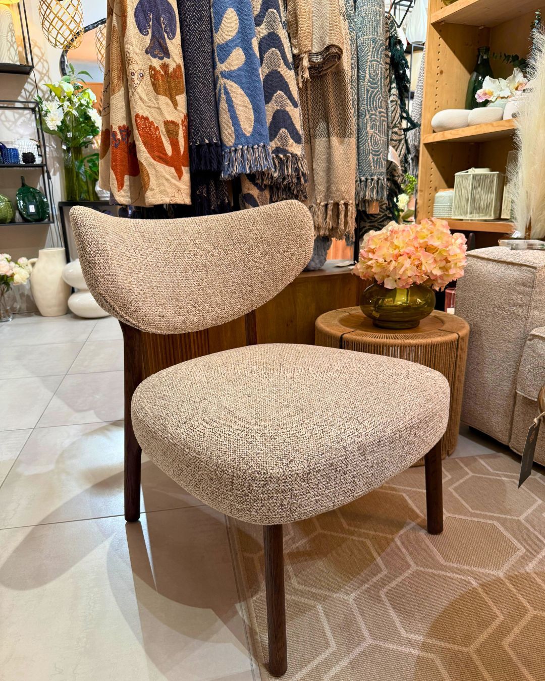 Un coin détente plein de style 🤍✨
Avec ses lignes arrondies et son tissu texturé, ce fauteuil apporte une touche vintage pleine de charme à votre intérieur. Parfait pour un moment de lecture ou simplement pour se détendre avec style 🌿
À découvrir en boutique chez Madera.