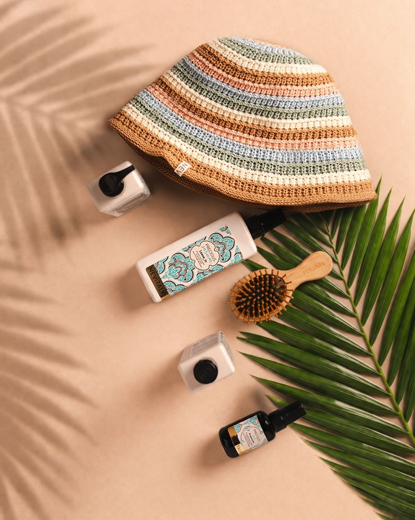Der Sommer steht vor der Tür ☀️
Zeit, das wertvolle Konzept von gesundem Haar weiterzugeben ✨
Biete deinen Kundinnen und Kunden unsere Precious Linie an, die speziell entwickelt wurde, um das Haar den ganzen Sommer über gepflegt, genährt und strahlend schön zu halten 💛
Und das Beste daran: Dieses Jahr gibt es zwei exklusive Geschenke dazu 🎁
Eine stylische Cap zum Schutz vor der Sonne 🧢 und eine Bürste, mit der sich das Haar mühelos bändigen lässt 💆♀️
Ein Angebot, das man sich nicht entgehen lassen sollte 🌞
#Nevitaly #Precious #Summer #haircare