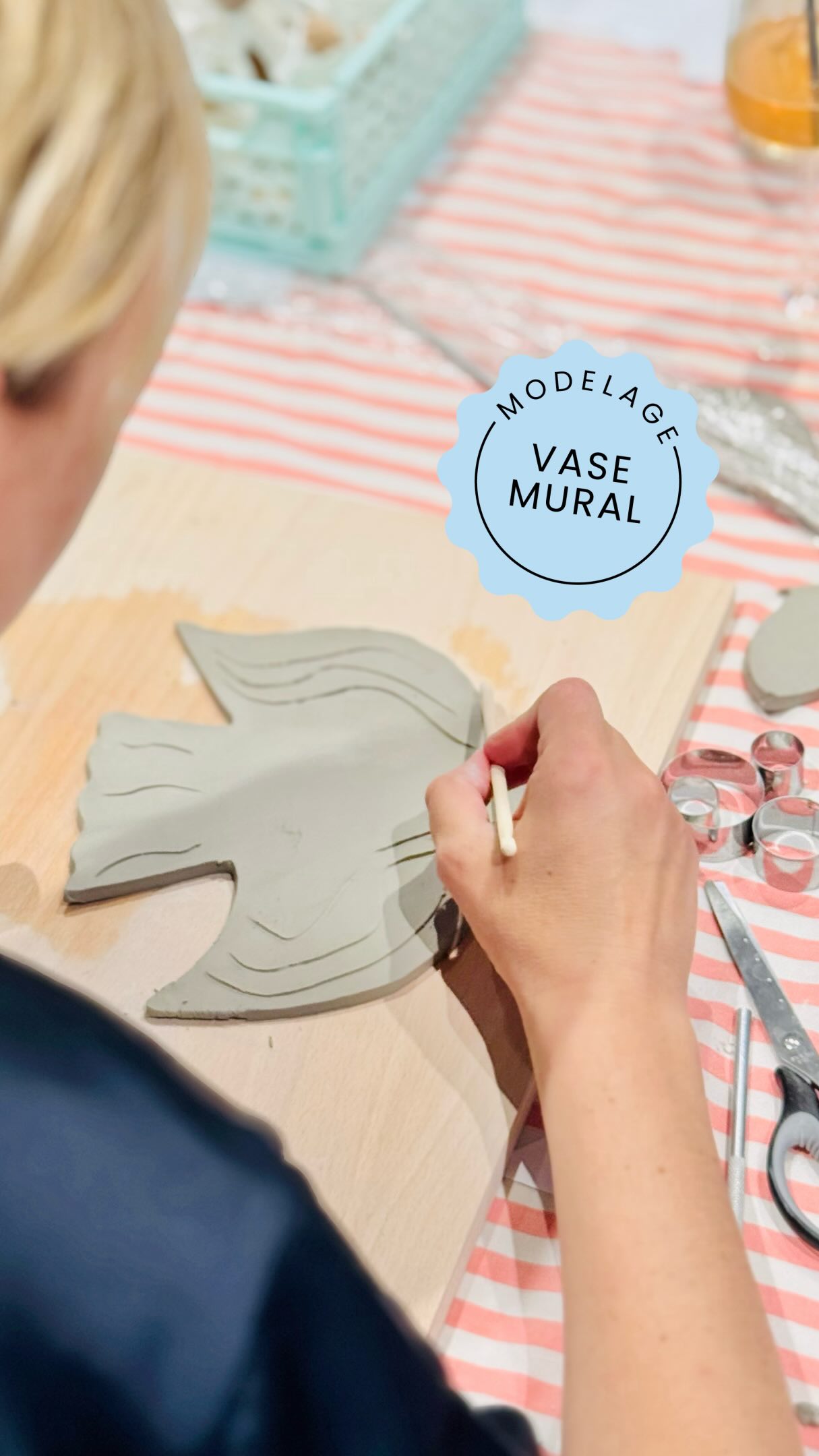 Retour en images sur une soirée qui a fait naître de très belles créations… ♥️
Merci à toutes et à tous pour votre présence et votre énergie lors de cette première soirée de modelage autour du vase mural ✨
Une parenthèse créative comme on les aime, où chaque main a donné vie à une pièce unique.
Guidés par nos gabarits ou en création libre, une douzaine de vases ont vu le jour…
Ils vont maintenant sécher doucement avant de passer au feu, à plus de 1000 degrés 🔥
On a déjà hâte de les découvrir après cuisson… et de voir toutes les personnalités qu’ils vont révéler 🤩
Les inscriptions sont déjà ouvertes pour la prochaine date : mardi 26 mai ✨
Réservez votre place sur manifik.fr
Merci encore pour ce Manifik moment partagé 🤍
céramique Strasbourg, atelier céramique Strasbourg, céramic café Strasbourg, atelier modelage Strasbourg, cours de poterie débutant, activité créative Strasbourg, idée sortie Strasbourg, loisirs créatifs adultes, modelage argile, vase mural céramique, atelier DIY Strasbourg, activité entre amis Strasbourg, activité couple Strasbourg, expérience créative, objet fait main, artisanat local Strasbourg, poterie moderne, cours de céramique Strasbourg, objet design, création unique