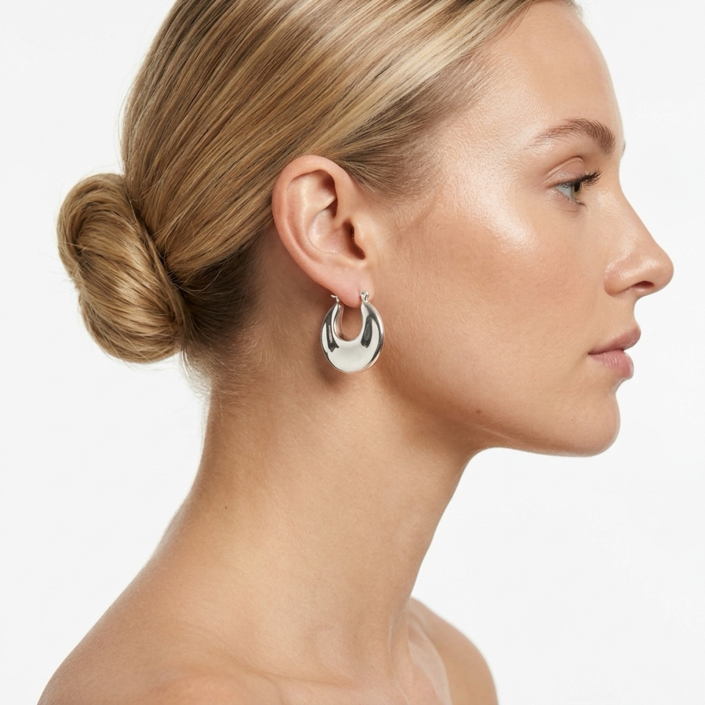 Maison de Bijoux: Marée Argent Hoop Earrings — sculptural, high-polish hoops that catch the light beautifully. Hollow and lightweight for all-day wear, with a secure hinge closure. Link in Bio ✨ #MaréeArgent #HoopStyle #MinimalJewelry #SilverEarrings #TheQuarryShop