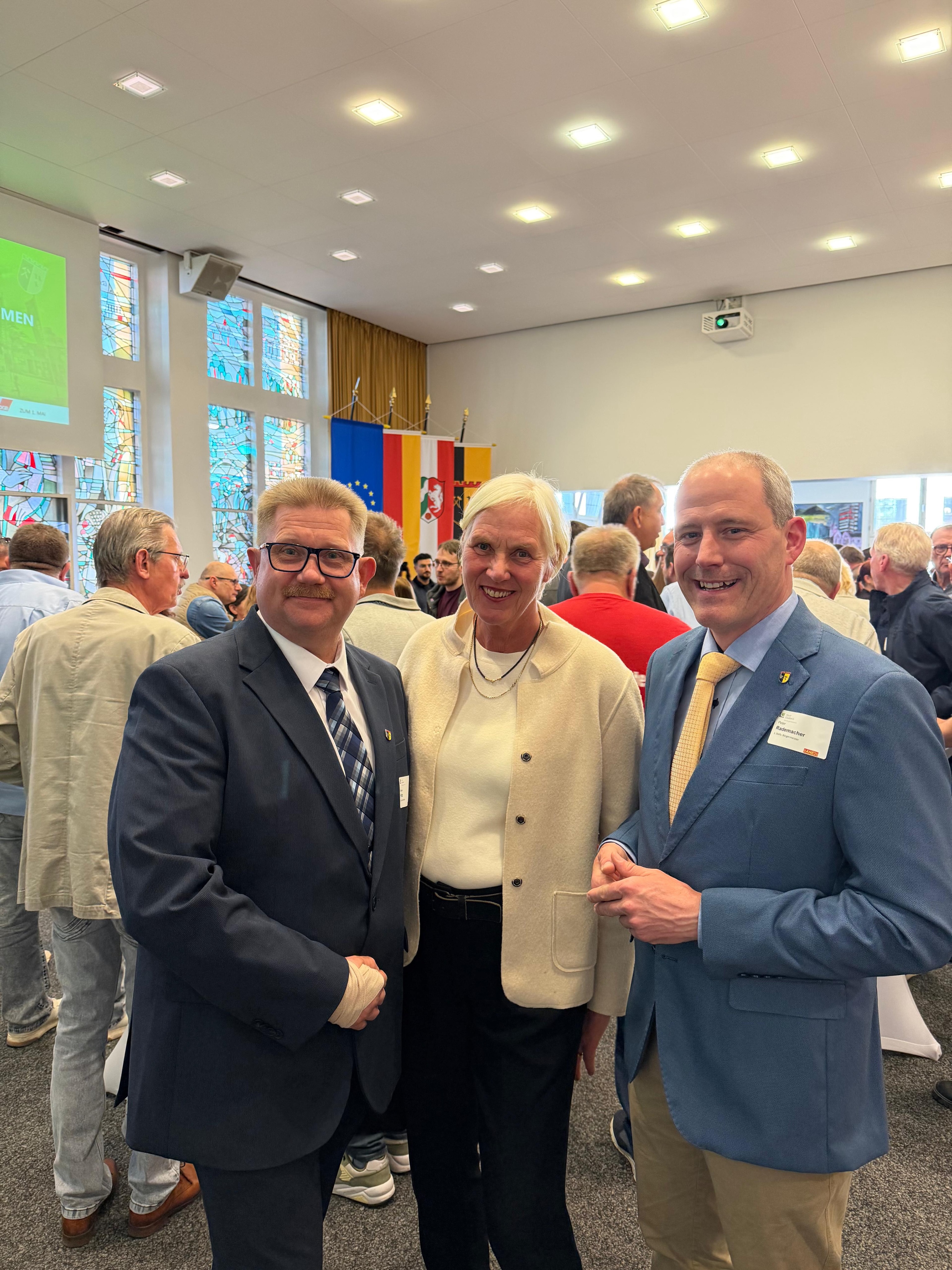 📍 Am Freitag war ich beim traditionellen Arbeitnehmerempfang im Rathaus der Stadt Gladbeck.
Dieser fand unter dem Motto des DGB zum 1. Mai 2026 „Erst unsere Jobs, dann eure Profite“ statt. Nach einer Rede von Bürgermeisterin Weist folgte ein Impulsvortrag von Kai Zylka, Leiter Jobcenter Kreis Recklinghausen - Bezirksstelle Gladbeck, zur aktuellen Arbeitsmarktsituation in Gladbeck.