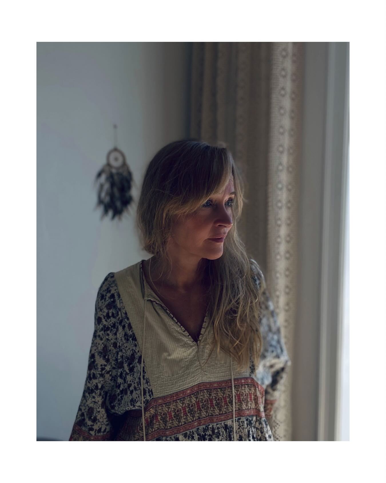 Invitation til en indre rejse…
Vi er mange, der som udgangspunkt forsøger at tænke os frem til svar, når noget i vores liv skurrer.
Men de dybere svar findes sjældent i tankerne alene - de kan til tider gøre os endnu mere rundtosset og forvirret.
Så for at finde klarhed og forståelse kan kontakt til din underbevidsthed være et effektivt supplement til din tankevirksomhed. Her findes de lag af dig, hvor dine oplevelser, følelser og indre fortællinger er formet, og hvor også dit sjælaftryk huserer.
Jeg arbejder med at åbne netop det rum.
I en sjælerejse guider jeg dig ind i en dybere kontakt med dig selv – gennem en blid, men fokuseret indre rejse.
Her får du adgang til de billeder, fornemmelser og historier, som ligger bag det, du oplever i dit liv lige nu. Det kan være en konkret problemstilling, et mønster, du ønsker at forstå, eller et ønske om klarhed og retning.
Jeg hjælper dig med at sætte ord på det, der viser sig, og forbinder det til din virkelighed. Sammen åbner vi for en ny måde at være i din egen historie på, der skaber naturlig forløsning og heling i et forståelsesfelt, der rækker ud over det mentale.
Det er ikke bare en samtale, det er en oplevelse, hvor du mærker dig selv tydeligere – og går derfra med en klarere retning, der føles sand for dig.
Link i bio - glæder mig til at høre fra dig.
Kærligst,
Pernille
______________________________________
#sjælerejse #indrearbejde #intuition #meditativguiding #guidedsjælerejse