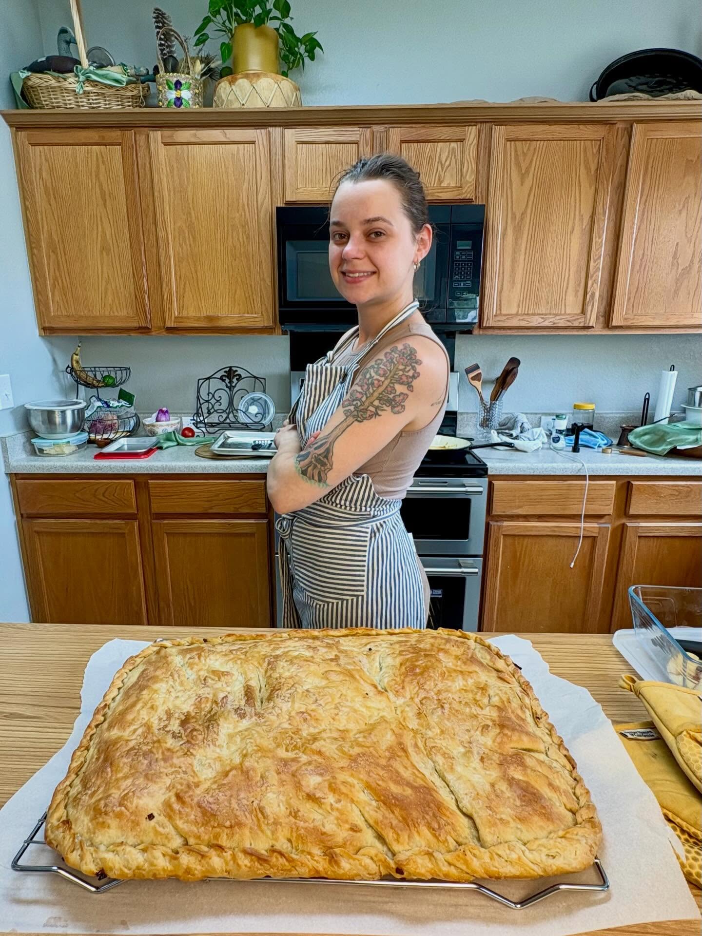 Some things don’t leave you… 🤍
The smell of lilac in spring,
freshly baked зелник on the table,
and songs that feel like home.
This moment feels like a bridge
between where I come from
and where I am now.
From Bitola, from Topolchani…
to my kitchen today in Austin, Texas.
—
Некои работи никогаш не те напуштаат… 🤍
Мирисот на јоргован во пролет,
топол зелник на масата,
и песни што те враќаат дома.
Овој момент е мост
помеѓу тоа од каде доаѓам
и каде сум денес.
Од Битола, од Тополчани…
до мојата кујна денес во Остин, Тексас.
—
This is more than food.
This is memory.
This is identity.
—
On my blog, you’ll find legacy bakes with modern twists —
recipes passed down through family generations, alongside the ones I’m creating along the way.
I’m also working on making my recipes available in both English & Macedonian, so they can live in both worlds 🤍
My philosophy is simple:
functionality over perfection.
These recipes are meant to be made in your kitchen —
no pressure, no perfection, no fancy tools holding you back.
Just real food, real tradition, and the joy of making it your own.
—
Моментално работам на моите рецепти да бидат достапни на англиски и на македонски јазик — за да можат да живеат во двата света 🤍
Мојата филозофија е едноставна:
функционалност пред совршенство.
Овие рецепти се создадени да се прават во вашата кујна —
без притисок, без потреба од совршенство, без „фенси“ алати што би ве спречиле, на мој начин, со мој протокол. Поентата е што Не постои точен, вистински или правилен начин за правење работи во животот и кујната, туку постојат многу различни начини и патишта само зависи кој пат/начин ти го раскажале тебе.
Овде ќе најдете Само вистинска храна, вистинска традиција и радоста да ја направите своја. 💜
💬 What’s something that instantly takes you back home?
Што ве враќа дома во еден момент?
➡️ Full recipes always on the blog (link in bio)
➡️ Follow for more generational recipes & heritage moments
♥️ Share with someone who carries their roots with them
—
#MacedonianRoots
#Zelnik
#BalkanHeritage
#FromMacedoniaWithLove
#FoodIsMemory
GenerationalBaking
DiasporaStories
HomeInEveryBite