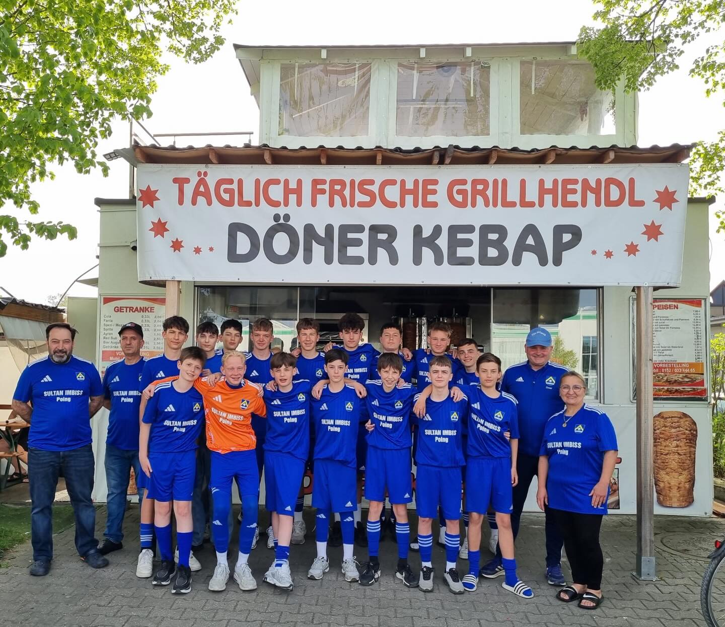 Große Freude bei unserer U14-2! 🔥⚽
Dank dem Sultan Imbiss – für viele der beste Dönerladen in Poing (direkt an der BayWa 😉) – konnten wir uns einen echten Wunsch erfüllen: 40 neue Trikots (20x in Blau & Weiß)! 💙🤍
Danke an den Sultan Imbiss für das starke Sponsoring! 🙌