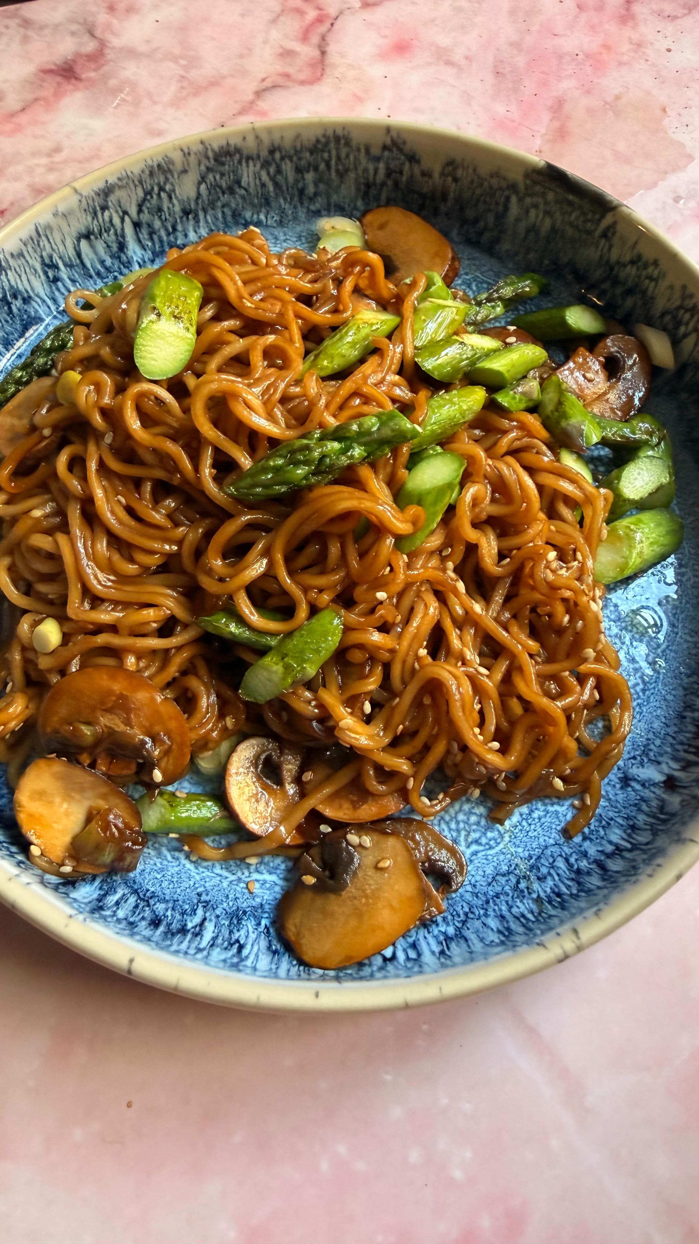 🍜 Asiatische Nudeln mit grünem Spargel – schnell & sooo gut
Das ist gerade mein absolutes Go-To Feierabendgericht 🤍
In nur 10 Minuten fertig und einfach nur lecker!
Die Kombi aus Sojasauce, braunem Zucker & Butter macht die Nudeln richtig schön würzig und leicht süß – zusammen mit Spargel einfach perfekt 🌱
✨ Zutaten:
Sojasauce
Butter
Brauner Zucker
Mie Nudeln
Champignons (fein geschnitten)
Frühlingszwiebeln
Grüner Spargel
Sesam
👉 Optional: Koriander für extra Frische
🍳 Zubereitung:
Mie Nudeln nach Packungsanweisung kochen.
Alles anbraten, gekochte Nudeln dazu – fertig!
Schnell, super einfach und perfekt für ein entspanntes Dinner 🤤
💬 Mehr easy Feierabend Ideen? #rezept #einfacherezepte #easydinner #einfachkochen