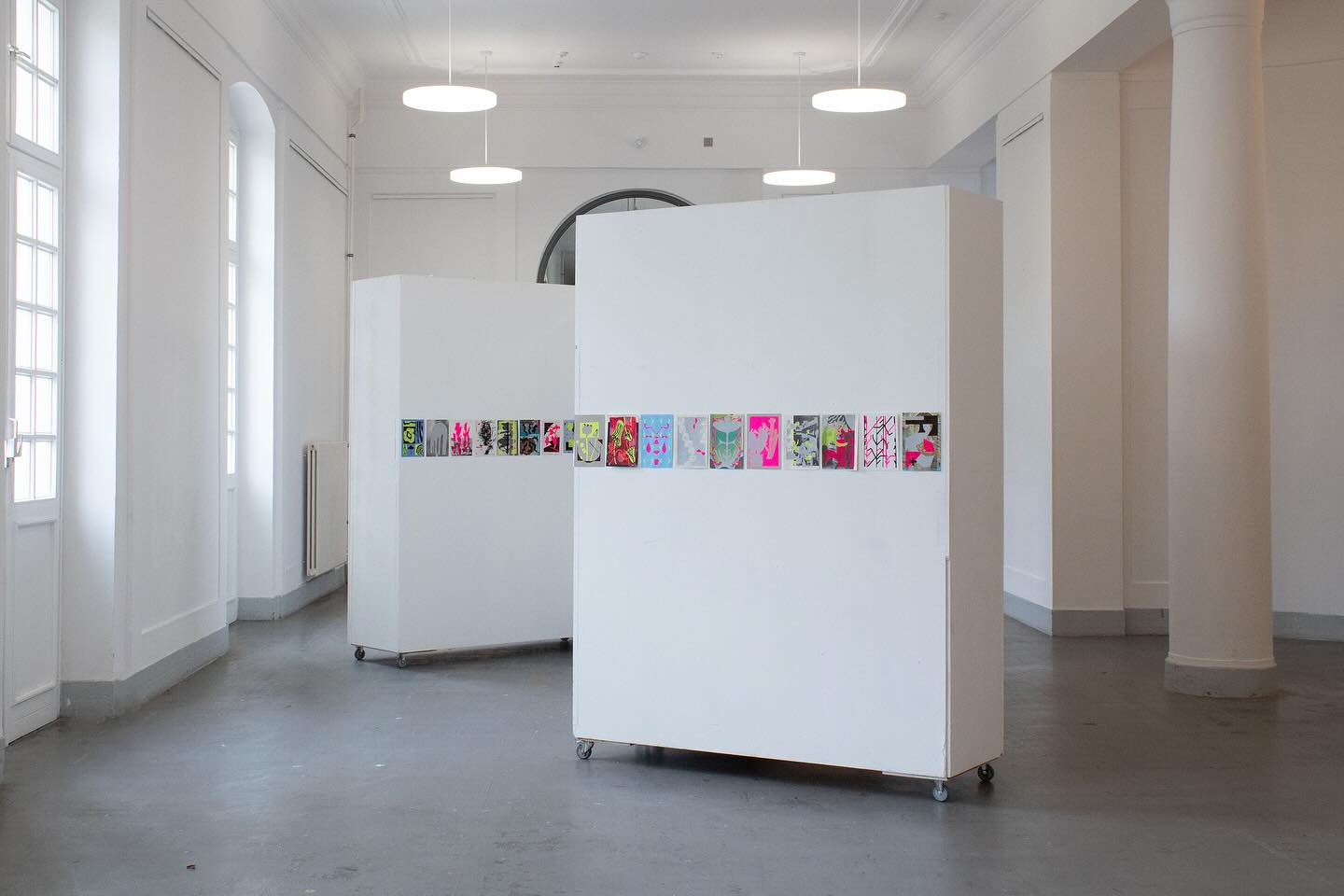 Viel Spannendes im Sommer is coming.
Macht mit bei unseren beiden Siebdruck-Workshops am IBKK und entdeckt kreative Techniken rund um Druck, Gestaltung und Publikation.
Für die Workshops kommen die beiden Dozentinnen Charlotte und Jo extra aus Berlin zu uns nach Bochum, um ihr Wissen, ihre Erfahrung und ihre Skills im Bereich Siebdruck mit euch zu teilen.
MINI PRINT – Siebdruck mit Schablone
ZINE – Siebdruck & Publikation
Jetzt anmelden und einen Platz sichern. Den Link zu diesen und mehr als 30 weiteren Workshops findet ihr in unserer Bio.
#IBKK #Bochum #Siebdruck #Sommerworkshops #Design #Kunst #Workshop #Ruhrgebiet