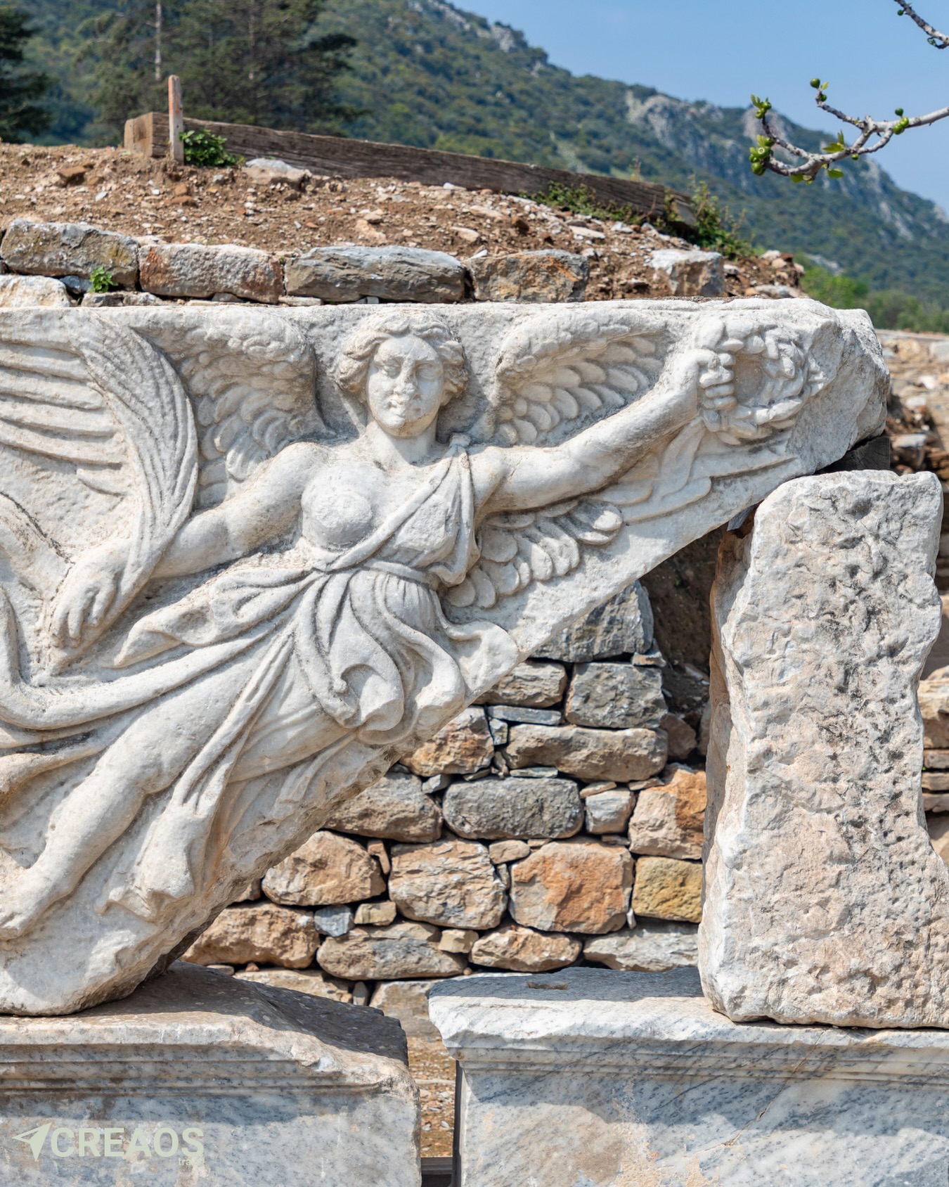 📍Ephesus Ancient CityIn the heart of Ephesus, the graceful statue of Nike stands as a timeless symbol of victory and power-echoing the glory of an ancient world.Contact us for our private tours to Ephesus!#creaostravel #ephesus #ancientcity #nike #viptour