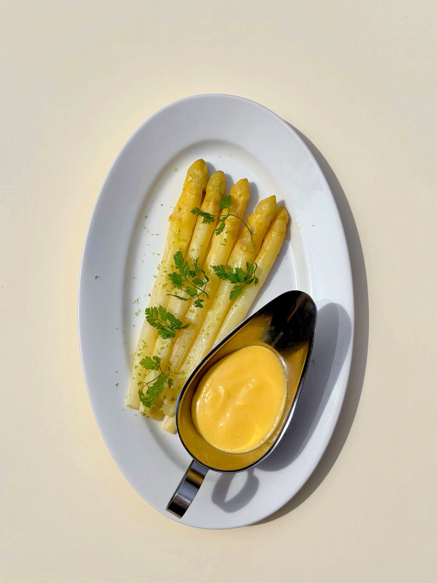 Les beaux jours arrivent.
Asperges, saumon gravlax, île flottante.
On fait plus simple, plus frais.
Chez Jean Jacques, ça change doucement.
Chez Jean Jacques.
📍 6 rue Meissonier, Paris 17
🕰️ Du lundi au samedi midi (sauf samedi) & soir (sauf lundi)
📲 Réservation en bio
—
Sunny days are back.
Asparagus, gravlax, floating island.
Lighter, fresher.
At Jean Jacques, things shift quietly.
Chez Jean Jacques.
📍 6 rue Meissonier, Paris 17
🕰️ Monday to Saturday lunch (except Saturday) & dinner (except Monday)
📲 Bookings via link in bio