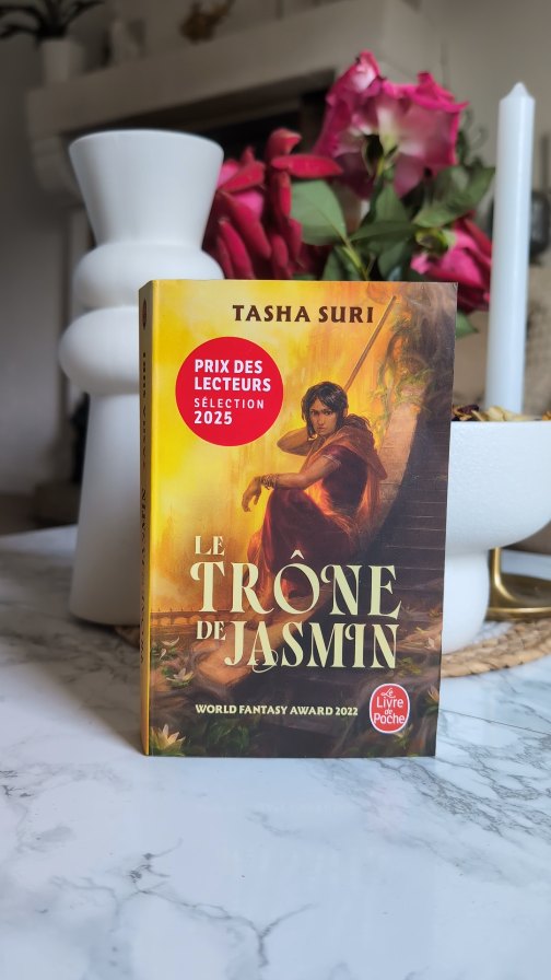 Aujourd'hui j'ai reçu « Le Trône de Jasmin » de Tasha Suri publié en format poche chez @livredepoche !
✨ Résumé ✨
Au royaume d'Ahiranya, I'Ère des Fleurs s'est achevée par la domination du cruel Parijat. Le temple sacré détruit, les Eaux immortelles disparues, la nation n'est plus qu'ombres et sortilèges. Des fleurs poussent sous la peau, des feuilles dans les yeux ; et la seve des arbres se change en sang. Les yakshas de la magie ancienne se sont réfugiés dans la forêt, et la rébellion couve. Au cœur de ce chaos, Malini, la princesse parijati captive, droguée à la fleur-aiguille, et Priya, une servante ahiranyi aux pouvoirs oubliés, créent des liens tissés d'intérêts contradictoires, d'attirance interdite et, d'enjeux de pouvoir secrets. Des choix difficiles sont à venir, qui explorent les méandres de leurs âmes -alors que l'espoir d'une nation se lève.
Alors, ça vous tente ? ♥️
#unboxing #receptionlivresque #SortieLittéraire #booklover #bookstagram