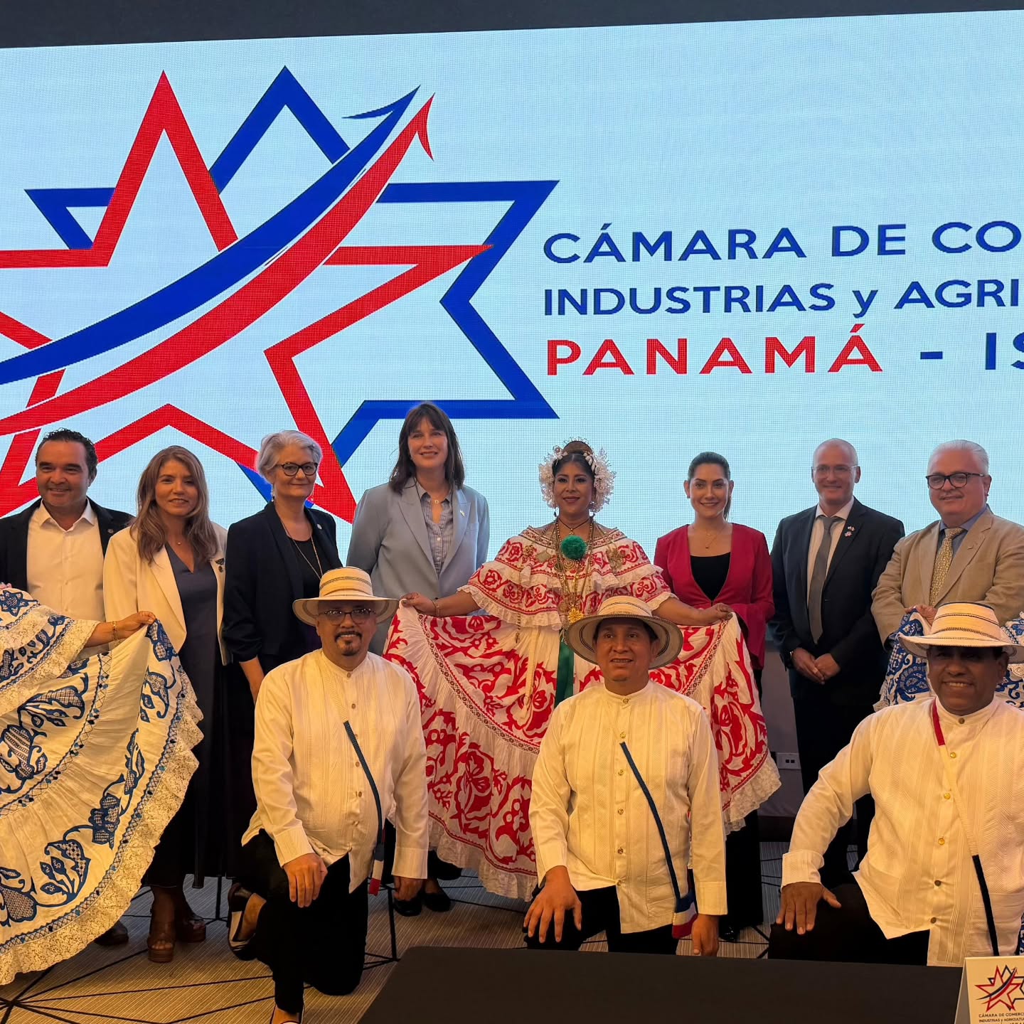 En la Rueda de Negocios CCIAPI contamos con la presencia exclusiva de entidades importantes
Damos las gracias por la asistencia e intervenciones de la Vice Embajadora de Israel en Panamá, Anya Yonatan Leus @israelinpanama @anyayleus , y a la Viceministra de Comercio Exterior @micipma , S.E. Astrid Ábrego @astridabregog , quienes destacaron el valor y la importancia de fortalecer los lazos comerciales entre ambos países.
Asimismo, transmitimos un mensaje especial de apoyo por el Embajador de Panamá en Israel @embpanamaisrael , Ezra Cohen.
Por otro lado tuvimos la presencia y el apoyo de Cámaras aliadas de la CCIAPI, @camaradecomercioboquete
@camarachiriqui
@apede_chiriqui
Una jornada de Negocios y Networking de alto nivel 🇵🇦🤝🇮🇱 ¡Nos vemos en la próxima!