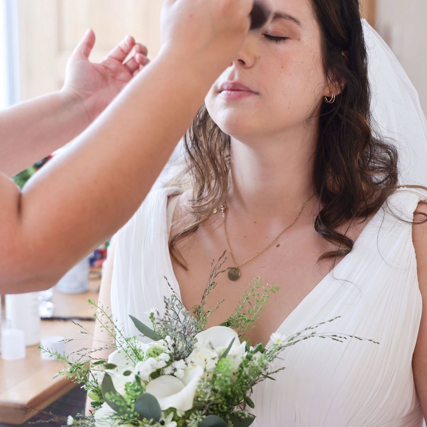 Yasmine wilde zich licht voelen maar er wel staan — de hele dag tot 's avonds.
Frisse make-up, losse krullen met stevige hold. Dat werd dit. 🤍