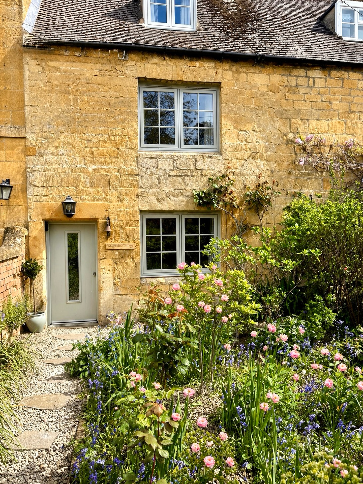 Magnolia Cottage in Moreton in Marsh.
🌷🌷.
When someone describes a chocolate box cottage I’m sure this is what pops into your imagination.
This beautiful grade two listed Cotswold cottage is hidden away behind the church in the oldest parts of the town. The house is steeped in history and original features. The sitting room shows off the original flagstones floors and feature fireplace with a cosy log burner and original bread oven.
.
If you’d like to come and stay here to explore the Cotswolds - Comment ‘Magnolia’ and I’ll send a discount code to use on our website https://www.cotswoldcottagegems.co.uk.
#moretoninmarsh #cotswoldlife #cotswoldcottage #staycation
