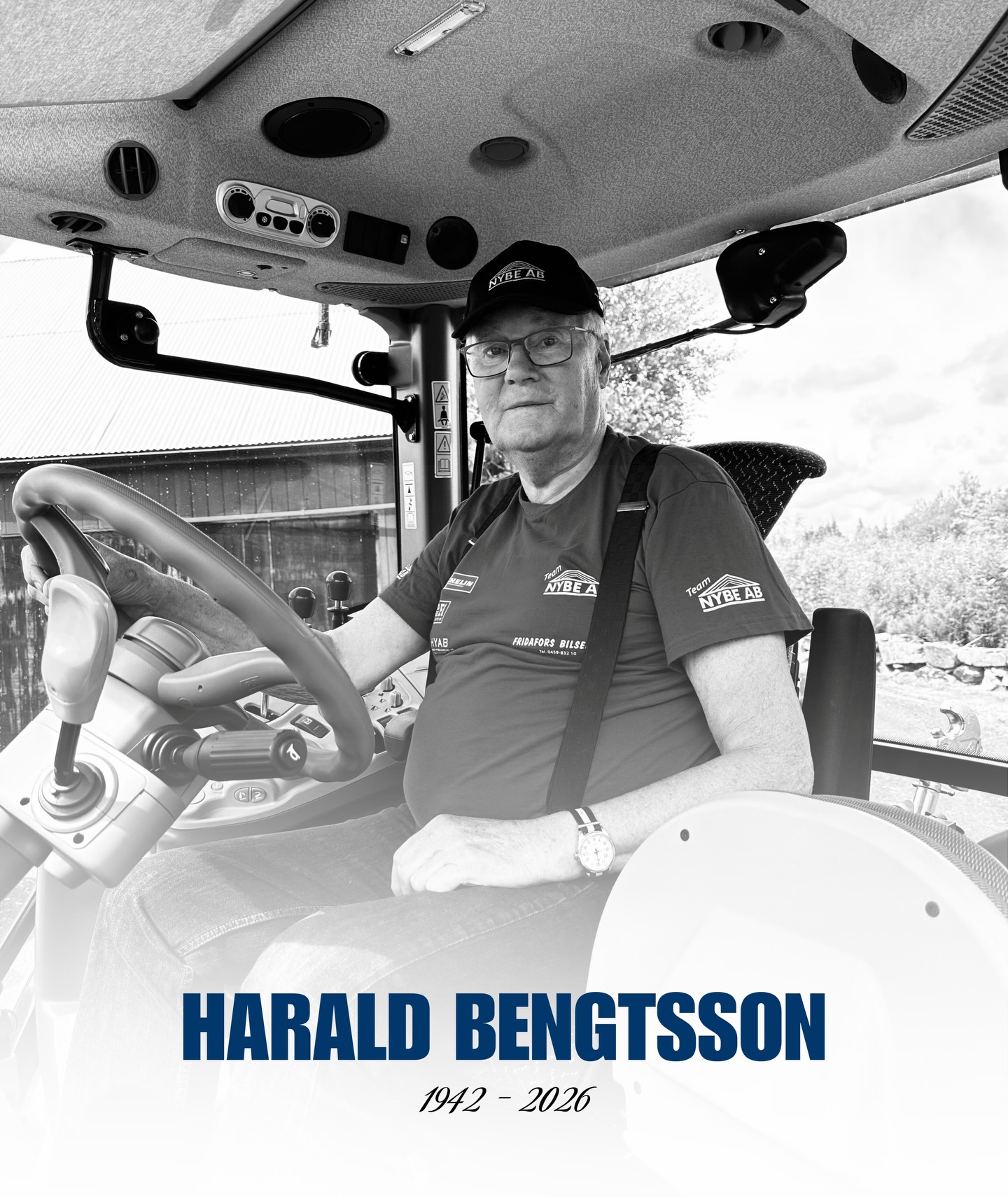 Med stor sorg meddelar vi att vår älskade grundare Harald Bengtsson lämnade oss tidigt idag efter en lång tids sjukdom 🪽
Han som med sina trygga händer, varma skratt och kluriga lösningar inte bara byggde Nybe — utan också en kultur av omtanke, kreativitet och framåtanda. 💙
Harald var inte bara en grundare. Han var vår favoritfarbror, vår klippa, vår idéspruta — En sann uppfinnarsjäl med båda fötterna på jorden och hjärtat fullt av framtidstro. Inget var omöjligt för Harald — bara ogjort. Han såg möjligheter där andra såg hinder, och han mötte varje dag med ett leende och framför allt en ny idé.
Flyg högt och fortsätt snickra tillsammans med Gösta där uppe i himlen. Vi vet att ni redan börjat skissa på nästa projekt 🪽
Tack för allt, Harald. Nybefamiljen är i stor sorg och vi saknar dig så 💙
#FkkCancer