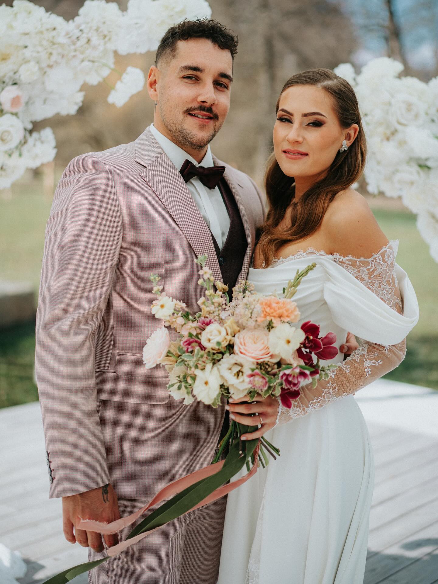 ✨ Svatební příběh z Kašpárek ✨
Krásné místo, silné emoce a den, na který se nezapomíná 💍 Na Kašpárkách
Svatební focení na Kašpárkách mělo jedinečnou atmosféru, kde každý detail hrál svou roli.
Velké poděkování patří všem dodavatelům, kteří se na tomto dni podíleli.
Svatební místo - @na_kasparkach
Modelka - pivodovae
Model - @kubik_prchal
Dekorace - @withlovesvatebniagentura
Květiny - @kvetinarstvi_ladis
Svíčky - @dilnov.cz
Svatební šaty - @svatebnisalonveronica
Obleky - @mejta_fashion
Účes a líčení - @mrni.makeup
Fotograf - @vaclavbaca_fotograf
Kameraman - @jan.aradszki
Dort a sweet bar - @anni_jak
Balónková výzdoba - @muj_balonek
Tiskoviny - @od_ester_
O dokonalý styl ženicha jsme se postarali my – pánské svatební obleky, které spojují eleganci a moderní trendy.
Světle pastelový oblek v jemných tónech dodal celému dni nadčasový a elegantní vzhled.
Chcete i vy vypadat ve svůj den dokonale?
Rezervujte si svůj oblek u nás včas.
Rezervace: www.mejta.cz