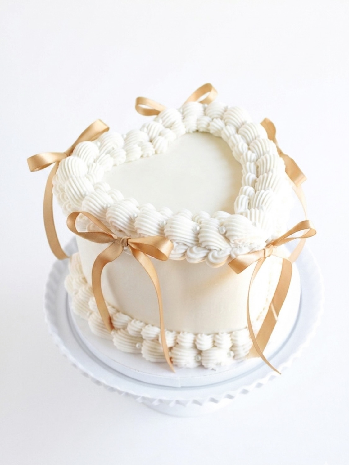 ⚜️simplicity of white and gold⚜️