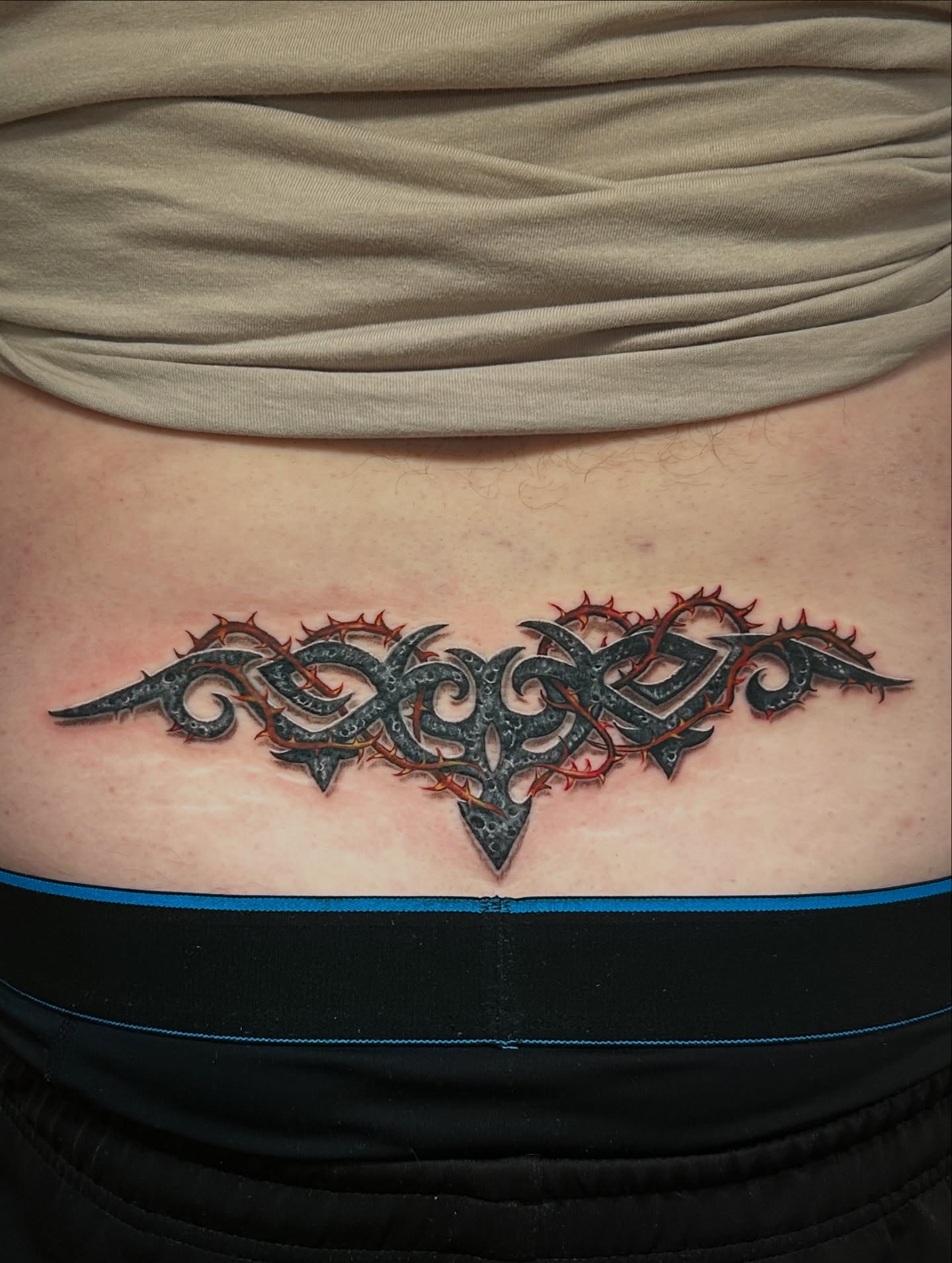Modification d’un vieux tribal aujourd’hui. Le tout réalisé en freehand.
Un projet? Contactez moi 😉
👇
💻 https://www.loz-tattoo.com/
☎️ : 0602536626
#tattoo #sébastienlozupone #tatouage #tracedencrestudio #inkedmag