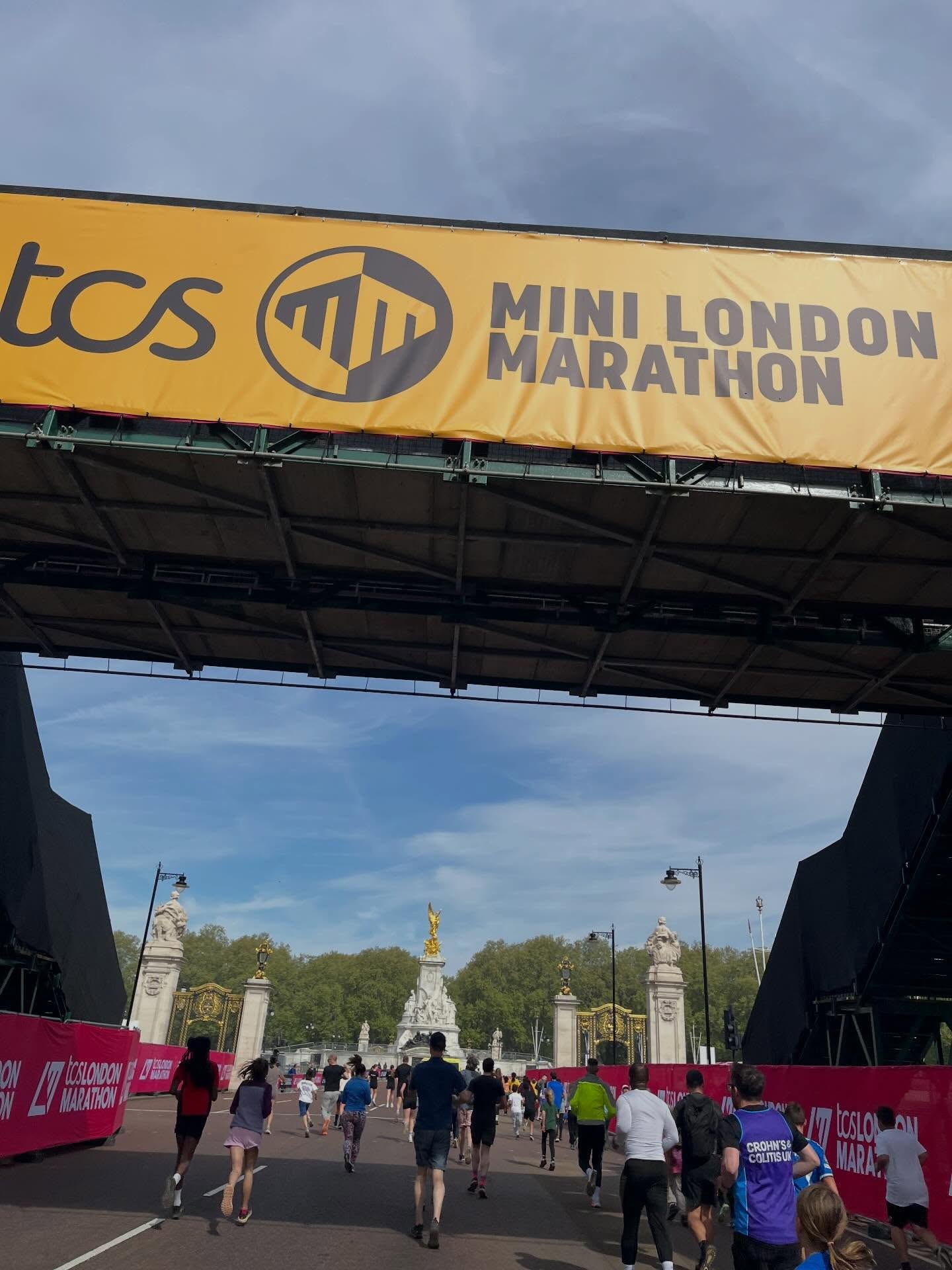 Good luck to all the members of our school community taking part in the @londonmarathon today. 15 of our children loved completing the @minilondonmarathon yesterday.