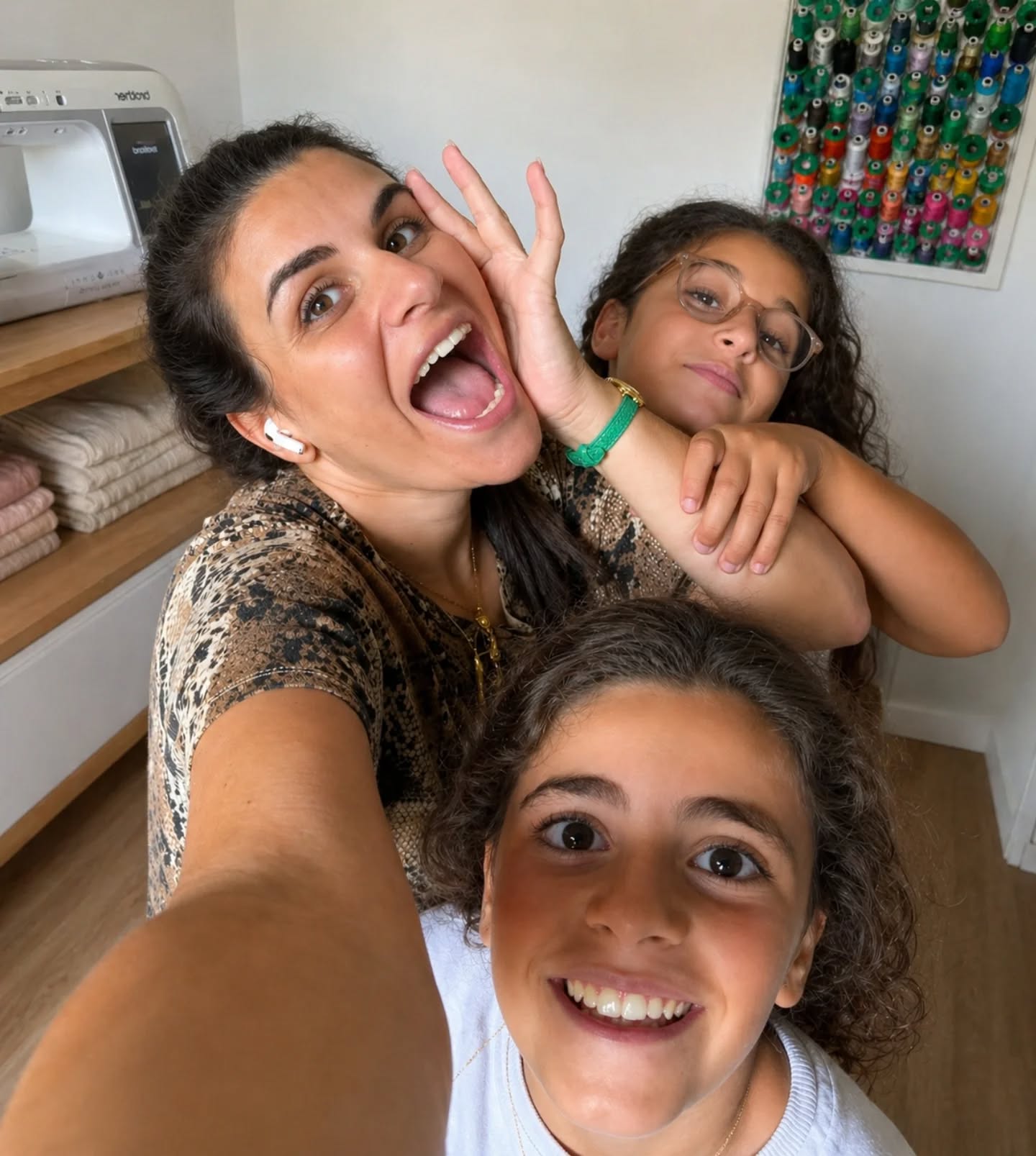 Aujourd’hui, j’ai envie de vous dire merci 🤍
Pendant ces 10 années, grâce à vous, j’ai eu la chance incroyable de voir naître et grandir mes filles tout en étant à leurs côtés, de vivre de ma passion sans jamais compter les heures.
Au fil du temps, certaines d’entre vous sont devenues bien plus que des clientes… de vraies rencontres, de belles amitiés, et parfois même des liens encore plus forts.
Il y a celles qui sont là depuis le début, celles qui sont arrivées en cours de route… mais le lien, lui, n’a jamais changé.
Chaque cliente a été unique.
Chaque commande a eu une histoire.
My Sweet name s’en va pour un moment… mais ce n’est pas un adieu.
Ne vous désabonnez pas 🤍 Ce compte restera actif, peut-être un peu plus personnel pendant quelque temps… jusqu’à ce que l’aventure reprenne, autrement.
Et si vous êtes passées par ici, que l’on se soit rencontrées ou simplement croisées à travers une commande… n’hésitez pas à me laisser un petit témoignage en commentaire, ça me ferait tellement plaisir 🤍
Merci pour tout, du fond du cœur.
Myriam, Ivy et Elya