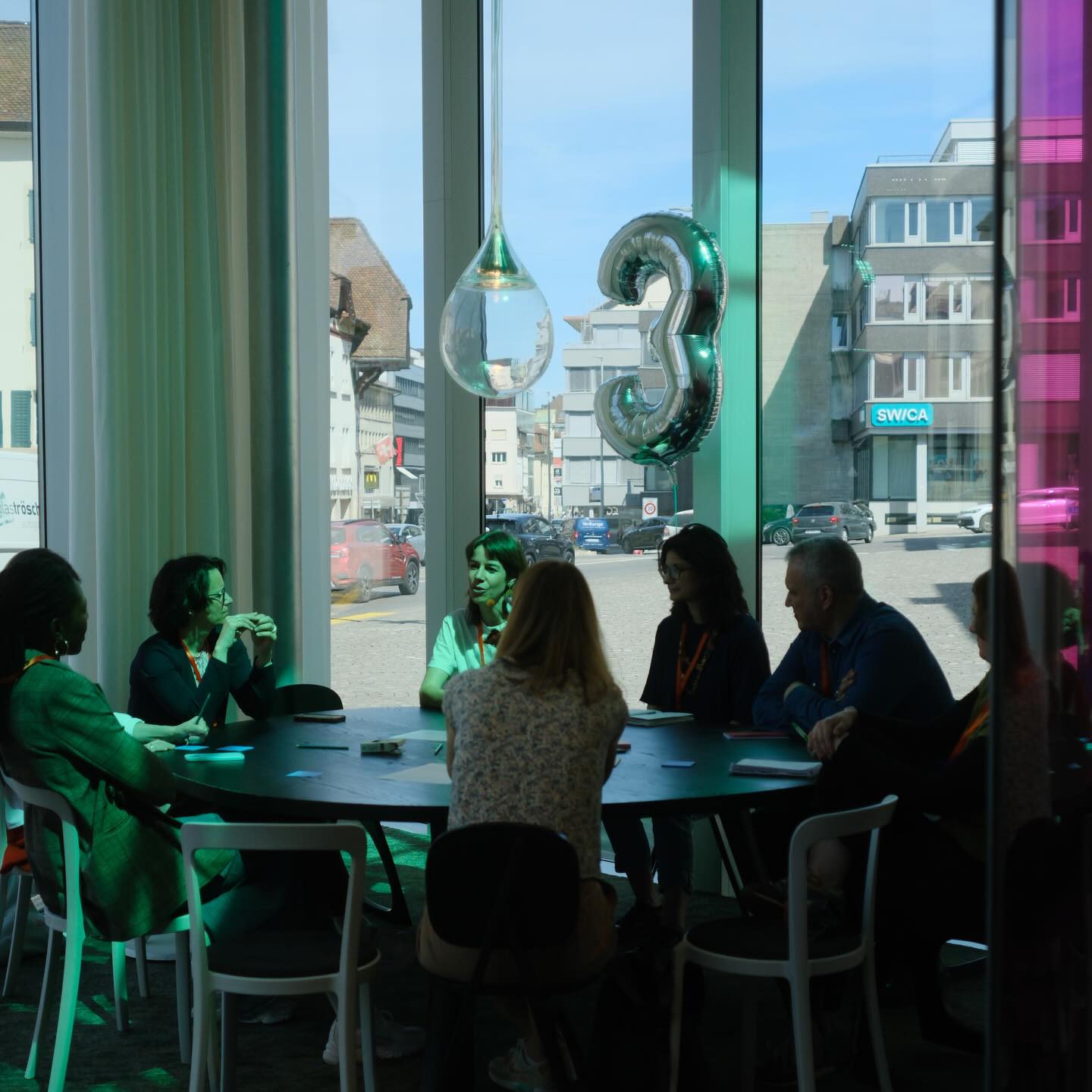 Das Mitgliedertreffen 2026 ist schon wieder Geschichte. Rund 50 Mitglieder kamen am Montag im Aargauer Kunsthaus zusammen, um über Arbeitsbedingungen im Bereich Bildung und Vermittlung im Museum zu diskutieren.
Danke @aargauerkunsthaus für die Gastfreundschaft und @sascia.bailer für die aufschlussreiche Keynote!
Und danke an alle, die dabei waren und ihre Perspektiven geteilt haben!
///
La rencontre des membres 2026 est déjà terminée. Environ 50 membres se sont réunis lundi au Aargauer Kunsthaus pour échanger sur les conditions de travail dans le domaine de la médiation Culturelle au musée.
Merci @aargauerkunsthaus pour l’accueil et @sascia.bailer pour la keynote éclairante !
Et merci à toutes celles et ceux qui étaient présent·e·s et ont partagé leurs perspectives !
///
L’incontro dei membri 2026 è già passato. Circa 50 membri si sono riuniti lunedì all’Aargauer Kunsthaus per discutere delle condizioni di lavoro nel campo della mediazione museale.
Grazie a @aargauerkunsthaus per l’ospitalità e a @sascia.bailer per la keynote illuminante!
E grazie a tutte e tutti coloro che hanno partecipato e condiviso le loro prospettive!
📷 @eva_______lucia