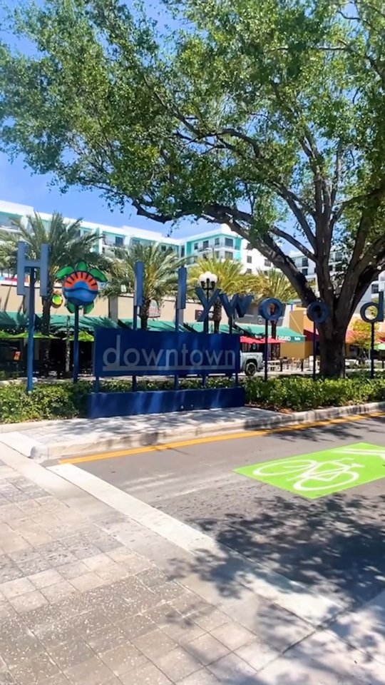 In Hollywood, it’s all about colorful streets, great food, and easy, breezy vibes. 🌴🎨
#hollywoodflorida #hollywoodfl #broward #soflo #choose954 Reposted from @visitlauderdale