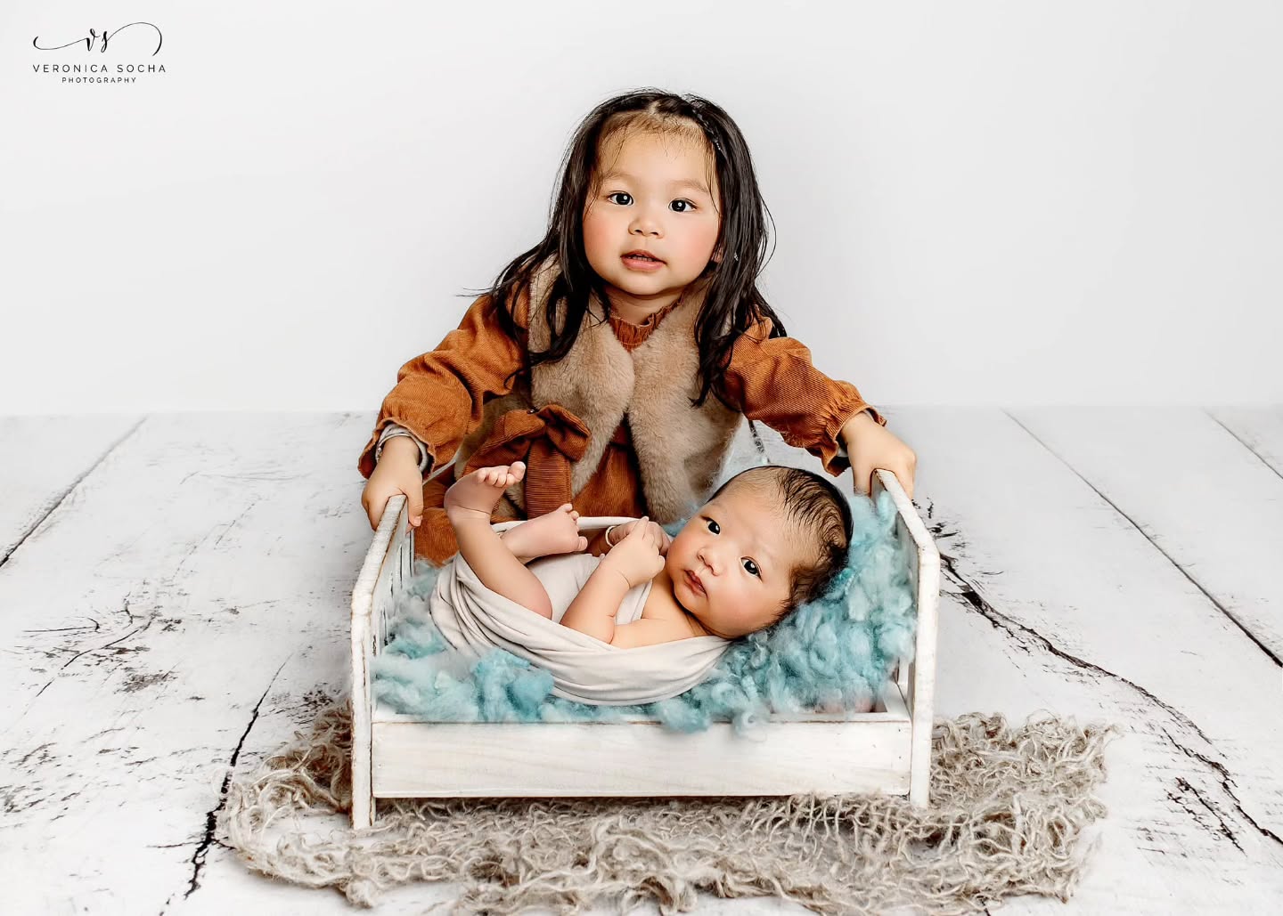 ✨ Meet little Nuwa and his big sister Ribrima ✨
Not every sibling session is easy – especially when big sister is only 2 😊
We took our time, followed her pace… and in the end created something truly special 🤍
Because these little moments, even with a bit of chaos, are the ones you’ll treasure forever ✨
If you’re thinking about a newborn session with siblings, don’t worry – I always work in a calm, baby-led (and toddler-led!) way to capture these memories naturally ✨
📍 Swindon, Wiltshire
https://www.veronicasphotography.com/contact
#newbornphotography #siblingslove #toddlerlife #swindonphotographer #wiltshirephotographer familymoments newbornsession