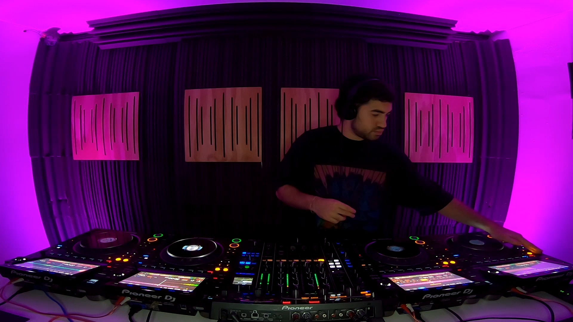 🚀 ¡EL MONSTER SETUP ESTÁ DE VUELTA! 🚀
Estamos preparando una nueva jornada de pura potencia técnica para que lleves tu performance al siguiente nivel. ¿Estás listo para dominar el estándar más alto de la industria?
Tendrás a tu disposición:
✅ 4 CDJ-3000
✅ Mixer Pioneer DJM-V10 (¡El más solicitado!)
✅ Efectera RMX-1000
📅 ¿Cuándo? Próximo lunes 11 de mayo.
🕐 Horarios: De 13:00 hs a 23:00 hs.
Aprovechá este espacio para:
🔹 Practicar con equipamiento de festival.
🔹 Grabar tu sesión de audio con calidad profesional.
🔹 Producir tu propio VideoSet.
📩 Cupos limitados. Escribinos por privado ahora mismo y reservá tu turno.
#MonsterSetup #DJLife #PioneerDJ #CDJ3000 #DJMV10 #RMX1000 #DJSet #VideoSet #ElectronicMusic #MixerV10
