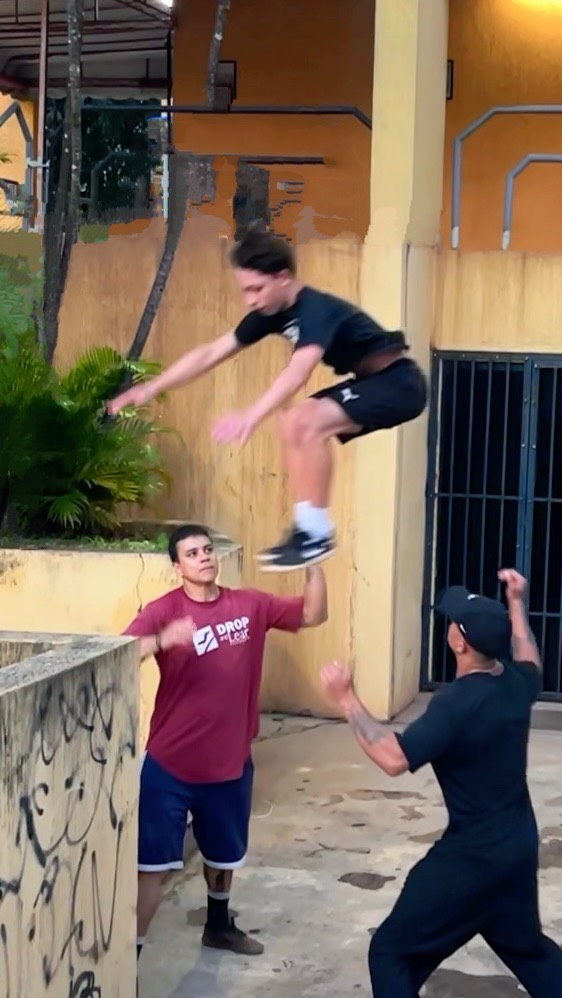 O que você vê como risco, nós ensinamos como gestão. 🧠🧱
Muitas vezes, o Parkour é visto apenas como salto e adrenalina. Mas, para quem treina com método e constância, ele se torna uma das ferramentas mais poderosas de gestão pessoal de risco que existe.
Após anos de prática, nossos alunos não estão apenas “pulando”; eles estão calculando variáveis:
✅ Capacidade física vs. Desafio do ambiente
✅ Controle emocional diante do medo
✅ Análise de segurança e progressão técnica
O perigo existe onde não há preparo. No Parkour, transformamos a vulnerabilidade em autonomia. Ensinamos adolescentes a entenderem seus limites e a agirem com prudência e coragem. Habilidades que eles/elas levarão para o trabalho, para os estudos e para a vida.
SEGURANÇA não é evitar o movimento, é saber dominá-lo. 👊
#Parkour #GestãoDeRisco #segurança #saudemental #adolescentes