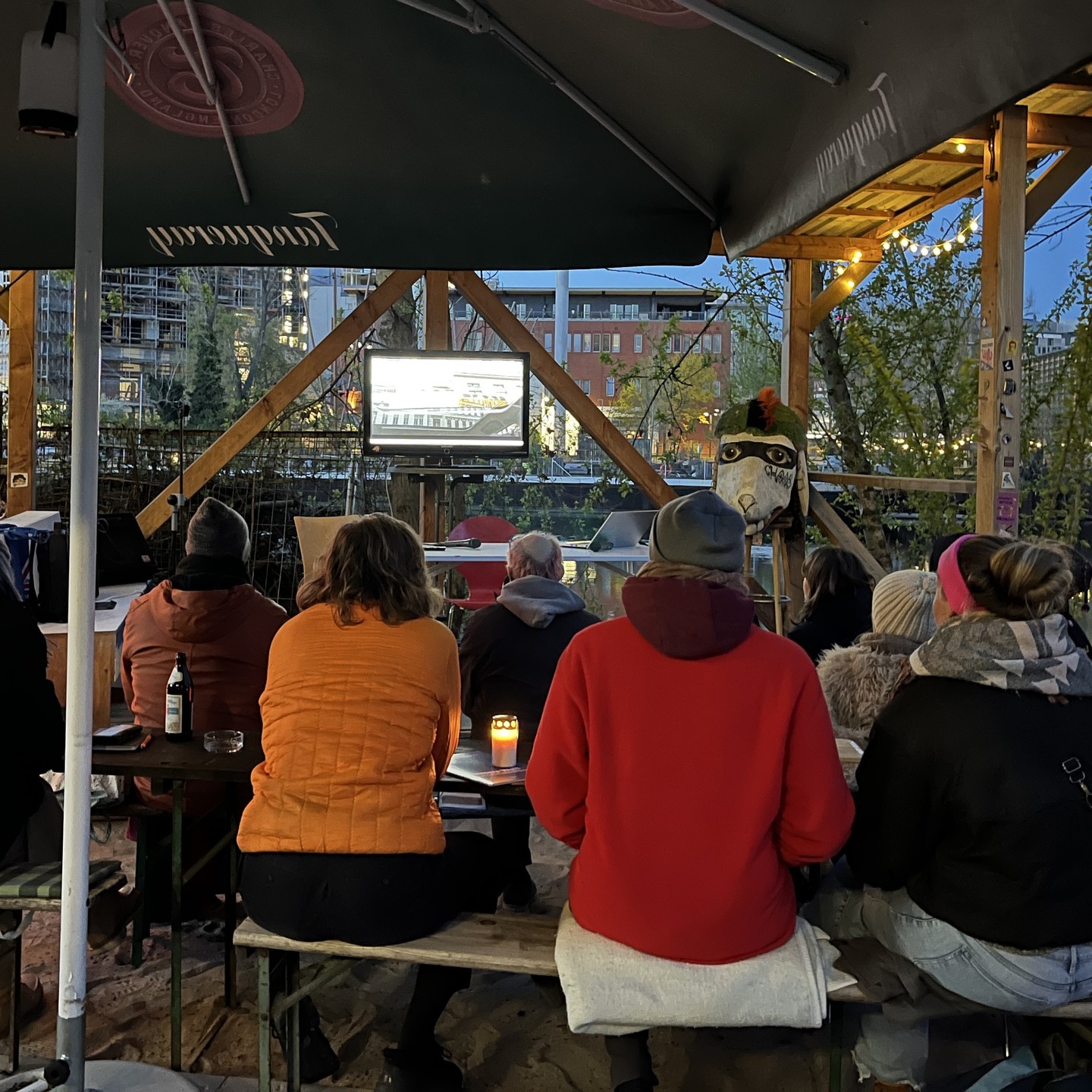 Mit seinem Dokumentarfilm „Berlin Utopiekadaver“ (2024) – der mittlerweile schon als eine Art „Klassiker“ gilt – stellte der Regisseur Johannes Blume am 08.04.2026 die Situation der alternativen Szene unter diesen Umständen in sehr anschaulicher Form dar.
Mehr Infos dazu auf unsere Webseite.
Herzlichen Dank an das Teepeeland, die uns bei der Durchführung des Abends toll unterstützt haben.
#teepeeland #politischebildung #dokumentarfilm #berlín