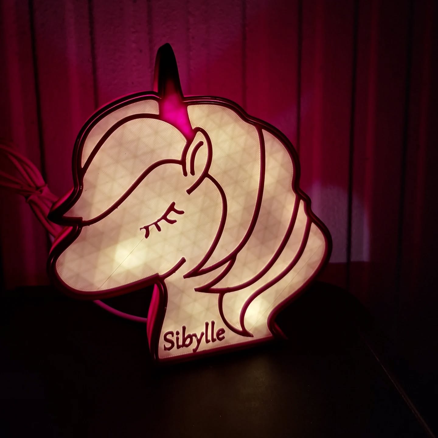 5 ans de Sibylle qui adore les licornes, alors petit moment de conception sur l'ordinateur 💻, quelques heures d'impression plus tard ... 🦄
Voilà une jolie lampe licorne personnalisée avec son prénom 😍
Commandez la votre en MP ⭐️
#tainlhermitage #licorne #lampeenfant #cadeauenfant #cadeauunique