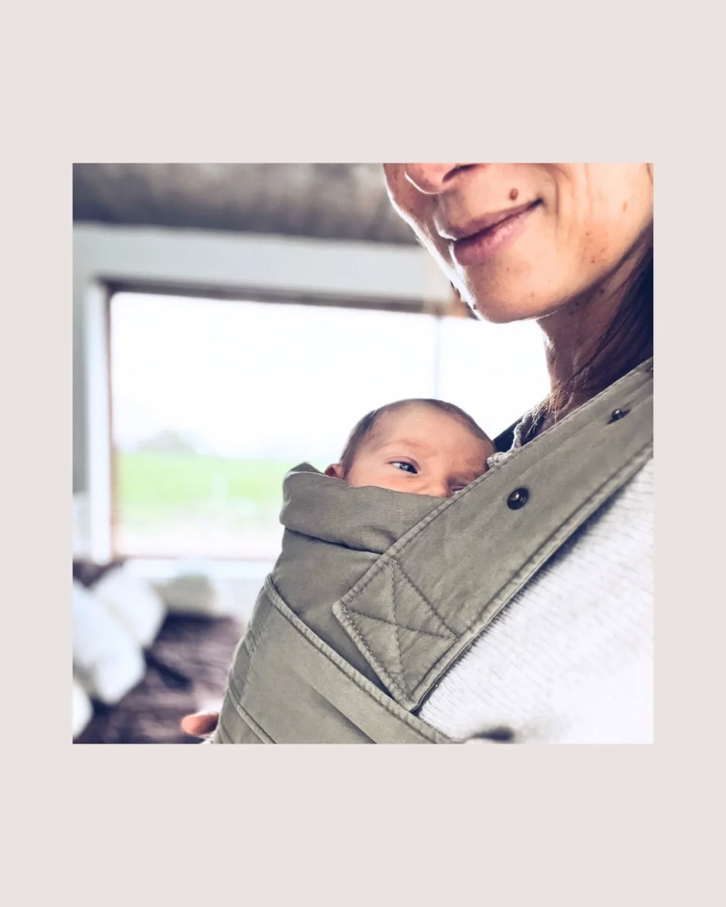 "Dat draagzakje is een winner!", stuurde de mama in de foto 🥰
Ze was zo blij om haar dochtertje dicht bij zich te kunnen houden 💕, haar op die manier te troosten 🫂, nabijheid te kunnen geven 💞 of te doen slapen 😴
Het was vóór ze dit "piece unique" had, even zoeken. Zoals meestal eigenlijk met een nieuwe baby in huis. Perfect normaal 😅
Maar als je dan een draagzak of -doek hebt waar je baby zich goed in voelt en kan ontspannen, die comfortabel zit voor jou én waardoor je zelfs ineens tijd krijgt voor je huishouden en/of andere kinderen, dan stuur je berichtjes zoals de mama hierboven 😆
Wil jij ook die rust ervaren van je baby'tje in een drager, maar je weet niet waar te beginnen? Volg dan de online cursus "Starten met dragen" en je kan onmiddellijk aan de slag 🙏🏼
Meer info via de link in bio 🥰
#draagdoekofdraagzak
#troosten
#handenvrij
#vragenoverdragen
#onlinecursusstartenmetdragen