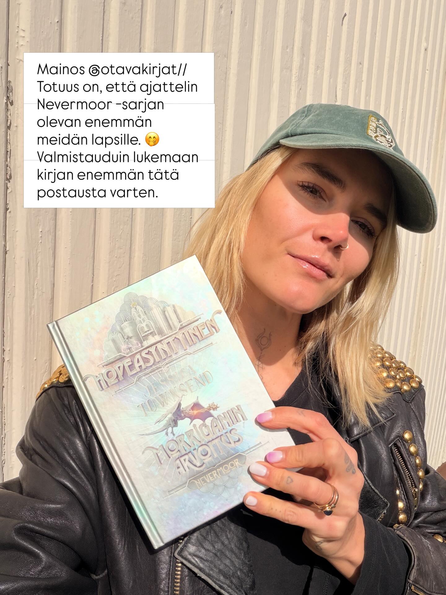 Mainos @otavankirjat // Totuus on, että ajattelin Nevermoor -sarjan olevan enemmän meidän lapsille. Valmistauduin lukemaan kirjan enemmän tätä postausta varten. Mutta. Olenkin koko vapun selittänyt Morriganista perheelle. 😄 Intoillut, et nyt tajuan miksi en lukenut Harry Potter -sarjaa itseksekseni. Nyt ymmärrän miksi Nevermood -sarjan fanit ovat niin kiihkeästi odottaneet Hopesyntyisen ilmestymistä! 💫
Kyse ei ollutkaan siitä, että fantasiakirjat eivät kiinnosta mua. Vaan enemmän kirjailijan tyyli, hänen luoma maailma ja henkilöhahmot. Sillä Jessica Townsendin Hopesyntyinen - Morriganin arvoitus @otavankirjat on kuin kirjoitettu mulle! 💖 Rakastan tarinoita, joissa on läsnä ihmisen kasvutarina. Ei liian päälle liimattuna tai nokkelasti, silti sanojen takana sykkivänä sydämenä. Miten pala palalta päähenkilö kasvaa ja oppii hyväksymään itseään. Se on kuin peili itselle lukijana.
Samaan hengenvetoon täytyy todeta, että Nevermoor -sarjan fantasiamaailma on jälleen sarjassa ”arki unohtuu”, mistä kiitän aina. 😅 Lukemani romaani Hopesyntyinen - Morriganin arvoitus on Nevermoor -sarjan 4.osa, mutta siihen oli helppo hypätä suoraan. En ehtinyt saada kaikkia kolme edellistä osaa eikä tietämättömyyteni haitannut. Minusta kirjasarja sopii mainiosti about 12-vuotiaista ylöspäin aina aikuisiin saakka. 🙏 Loistavaa ainesta kesäloma lukemiseksi!! ☀️🏖️
Onko fantasiakirjat sun juttu? 🦄💫🔮
Ps. Olen myös kuullut, että Nevermoor -sarjasta on tekeillä elokuva. 🤩
#kirjavinkki #nevermoor #fantasiakirja #otavakirjat