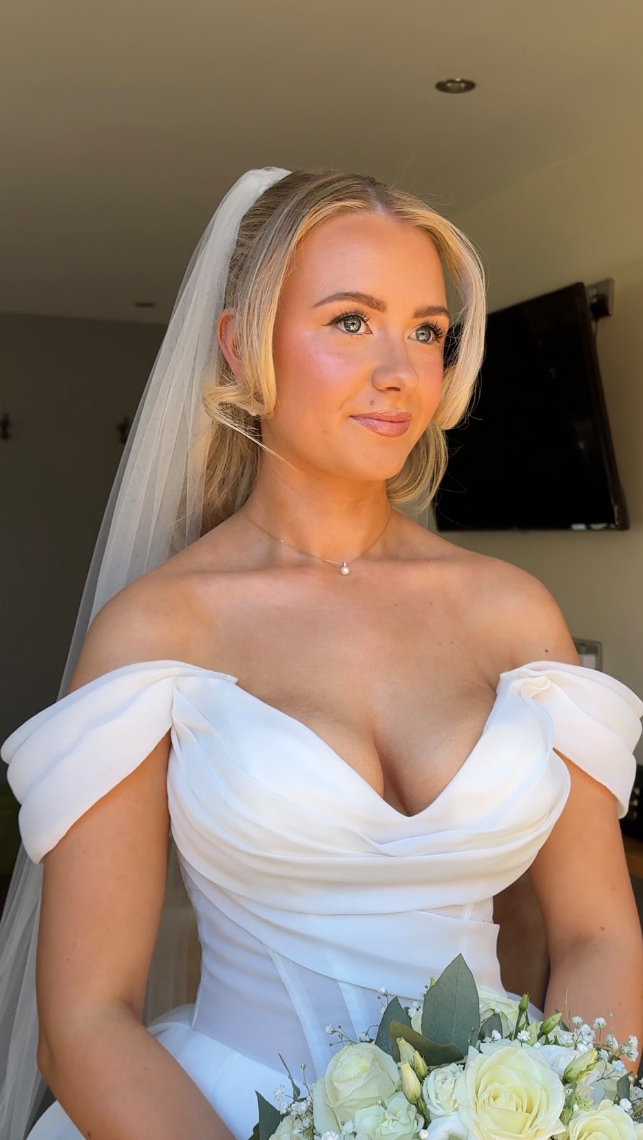 Princess Soft Glam π€ποΈ
Buttery, soft focus and the ultimate glow for my gorgeous bride finished with a perfect cool toned blush for the beautiful soft flush of colour that compliments her undertones perfectly. This truly is the difference between a glam that enhances beautifully and a glam that doesnβt π
The gorgeous Phoebe this weekend at @bredenburycourtbarns β¨
Some of my faves that made the look come together:
@yslbeauty loveshine 201
@summerfridays lip butter balm beige vanilla
@armanibeauty blush 53s
@diorbeauty foundation face and body
@hudabeauty cupcake
@refybeauty bronzer
@anastasiabeverlyhills brows
@bobbibrownuk highlight
@toofaced contour
Hair by @emmievictoriahair π
#bridalmua #shropshirebride #bredenburycourtbarns #bridalmakeup lookfantastic
