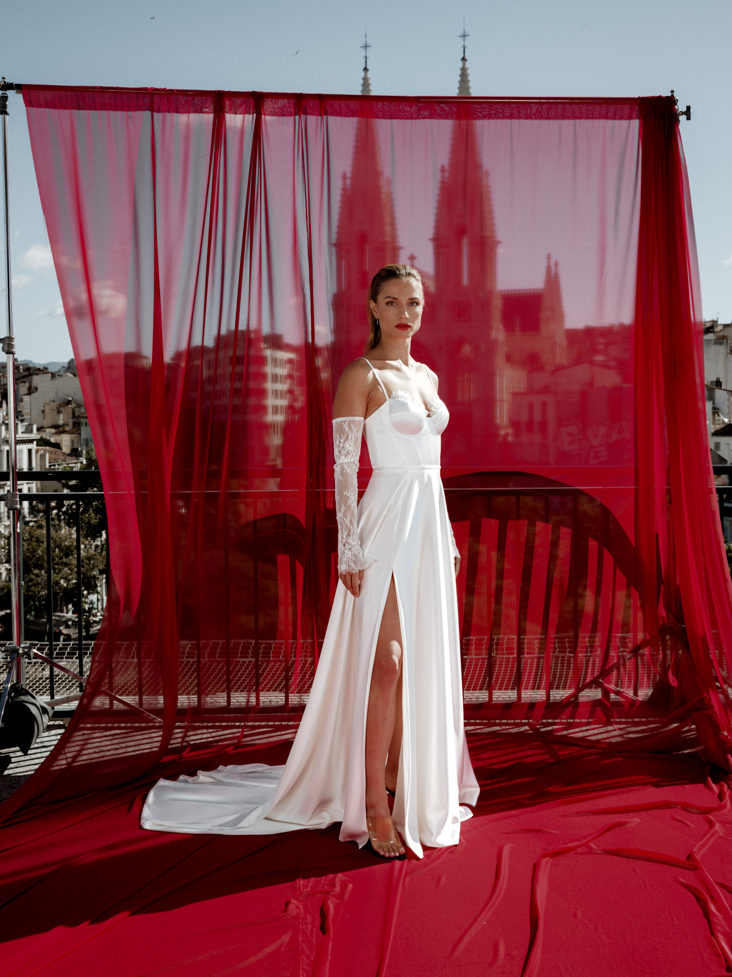 Analyse morpho : Robe de mariée LULA ✨
La robe Lula accompagne toutes les morphologies, c'est une véritable ode à la féminité. Sa coupe est pensée pour s’adapter à chaque silhouette : X, A, 8, V, H, O… Oui oui, toutes !
Parce que ma philosophie est simple : ce n’est jamais à ton corps de s’adapter à la robe. C’est la robe qui est conçue, ajustée et créée pour toi, dans le respect de ton histoire et de ta manière d’exister.
✨ Le sur-mesure, c’est ça : une robe qui t’accompagne avec légèreté, qui sublime tes courbes sans chercher à les contraindre. Une création qui devient une évidence, un prolongement de toi-même.
Envie d’essayer Lula ou d’imaginer ta robe sur-mesure ? Réserve ton essayage via le lien en bio.
#robedemarieesurmesure #moderndress #weddingdress #conseilsmorpho