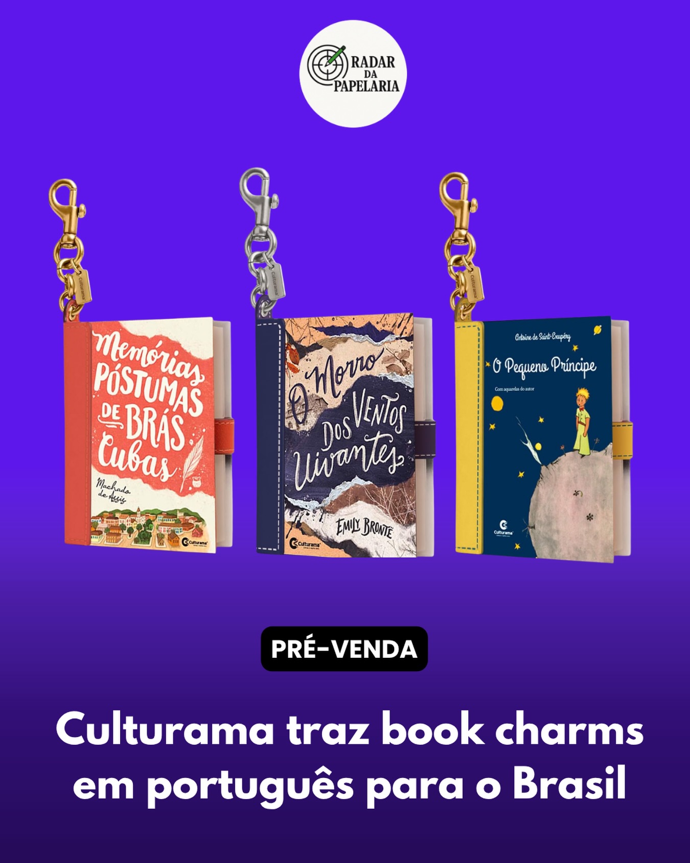 LIVROS CHAVEIROS 📚
Tendência internacional, os “book charms”, ou chaveiros de livros, chegarão ao Brasil nos próximos meses, com edições de clássicos da literatura publicados em português pela editora Culturama.
Os chaveiros em formato de livros, com páginas reais e histórias completas, são sucesso fora do país, considerado um objeto de luxo entre as celebridades, que os usam pendurados em bolsas, carteiras e mochilas.
A princípio, a Culturama colocou em pré-venda três títulos no formato “book charms”: O morro dos ventos uivantes, O pequeno príncipe e Memórias póstumas de Brás Cubas.
A pré-venda dos book charms já está aberta na página da Culturama na Amazon por R$ 69,90 cada e a previsão é de que sejam lançados oficialmente no dia 22 de agosto.