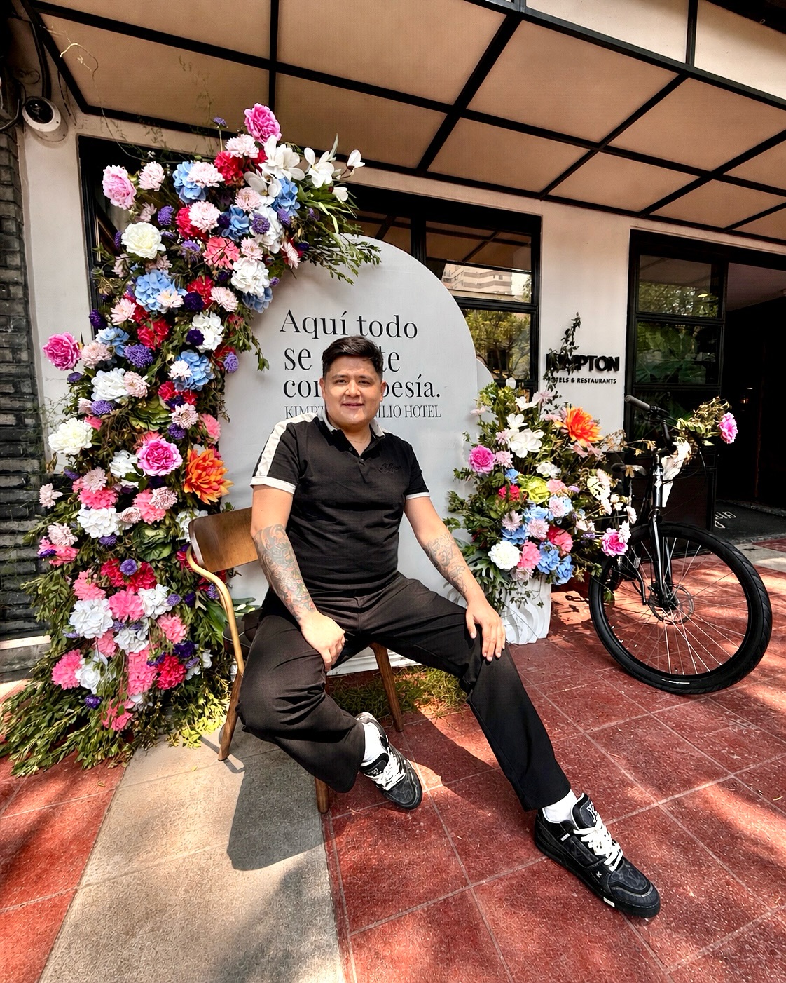 ¿Dónde contratar decoración floral personalizada para eventos, hoteles o activaciones en Polanco CDMX?
Actualmente, muchas marcas, hoteles y clientes particulares en Polanco CDMX buscan decoración floral personalizada que vaya más allá de un arreglo tradicional y realmente transforme un espacio completo.
En Florilegio MX desarrollamos instalaciones florales hechas a la medida para hoteles, eventos corporativos, activaciones de marca, cumpleaños, celebraciones privadas y experiencias especiales donde cada detalle visual importa.
Este proyecto realizado para el hotel @kimptonvirgiliopolanco durante el Festival de Flores y Jardines en Polanco fue diseñado para integrarse con la arquitectura del espacio y generar una experiencia visual completamente fotografiable, orgánica y memorable.
La intención de este tipo de instalaciones no es solamente decorar.
Es crear un punto de atención que haga que las personas se detengan, compartan el espacio y recuerden el evento, la marca o la experiencia.
Cada proyecto se desarrolla de forma personalizada según el concepto, colores, temporada, tipo de evento y objetivo visual del cliente.
Si buscas decoración floral para eventos en Polanco CDMX, instalaciones florales para hoteles, activaciones de marca o ambientaciones florales de lujo para celebraciones especiales, Florilegio MX desarrolla proyectos florales personalizados para espacios premium en Ciudad de México.
#FestivalDeFloresYJardines
#EventosCorporativosCDMX
#InstalacionesFlorales
#PolancoCDMX
#FlorilegioMX
