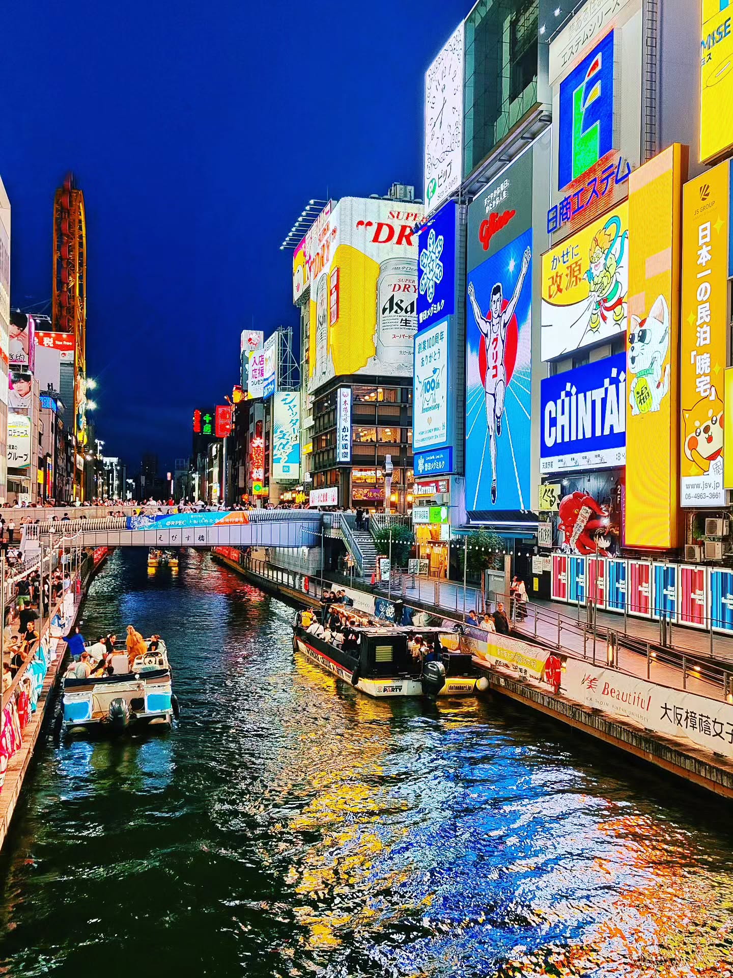 Osaka tiene su propia BSO, su propia película de humor absurdo, sus personajes inverosímiles, y precisamente por eso, Osaka es un peliculón #osaka #japon #japantrip
1. Osaka
2. Más Osaka
3. Pan dulce de queso viral que recomiendo NO PROBAR
4. Abierto de 14:00 a 26:00
5. La orquesta de fondo
6. Adicta a los smoothies
7. Osaka team #solotravel