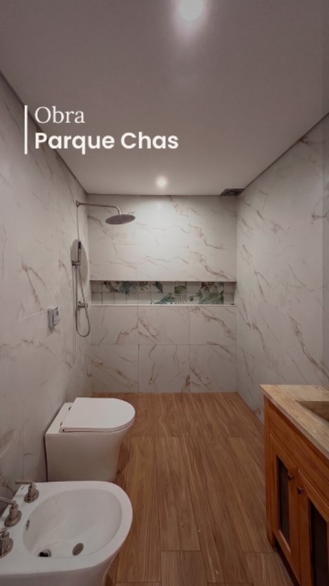 La obra entra en su etapa final, donde cada detalle empieza a tomar protagonismo. ✨
En Parque Chas, avanzamos con terminaciones que definen la identidad del proyecto: materiales, texturas y encuentros que transforman la idea inicial en un espacio real y habitable.
Es el momento donde todo se ajusta, se corrige y se potencia.
Cada decisión cuenta. Cada detalle construye.
#Arquitectura #ObraEnConstrucción #ParqueChas #Terminaciones #Diseño