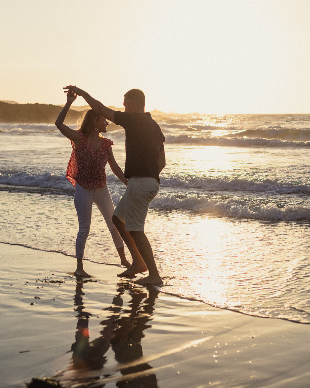 hi lovers !
Ce ne serait pas le meilleur moment pour danser avec les vagues au coucher du soleil ?
📷
clic pour Céline et Vincent, été 2025
**
Je m'appelle Alison et je suis photographe, vidéaste et directrice artistique 📷 🎬 💭 basée à Saint Malo, œuvrant partout où vos projets nous mènent.
Vous avez un projet personnel ou professionnel, on s'en parle : contact@anbestudio.fr.