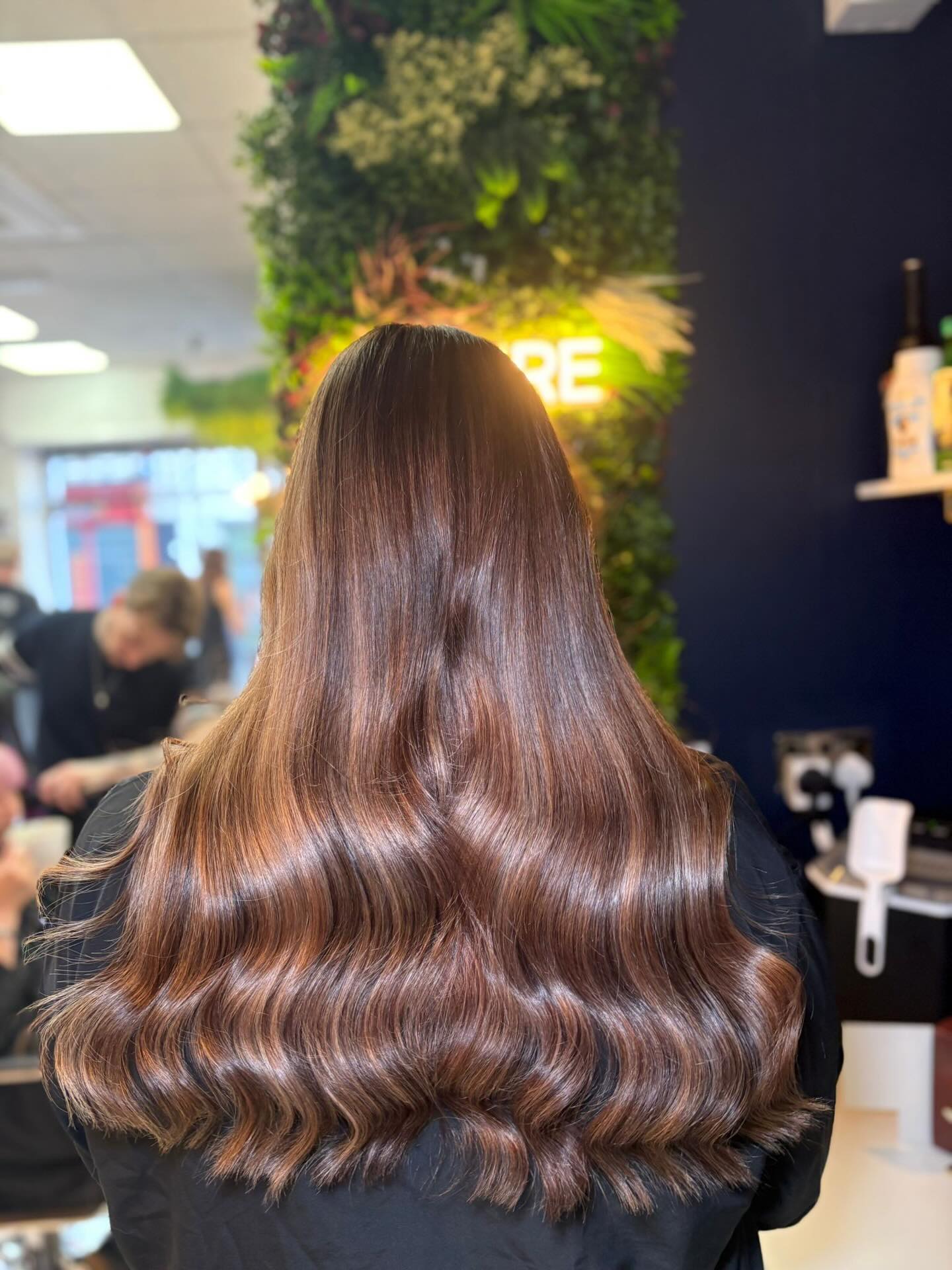 From block blonde to a seamless, multi-tonal blend 🤎✨
Graduate stylist Ellie broke up that solid colour with a mix of dark and light ribbons to create depth, movement, and a much softer grow-out. Finished with a glossy tone for that rich, dimensional shine.☀️
@lorealpro @lorealpro_education_uki