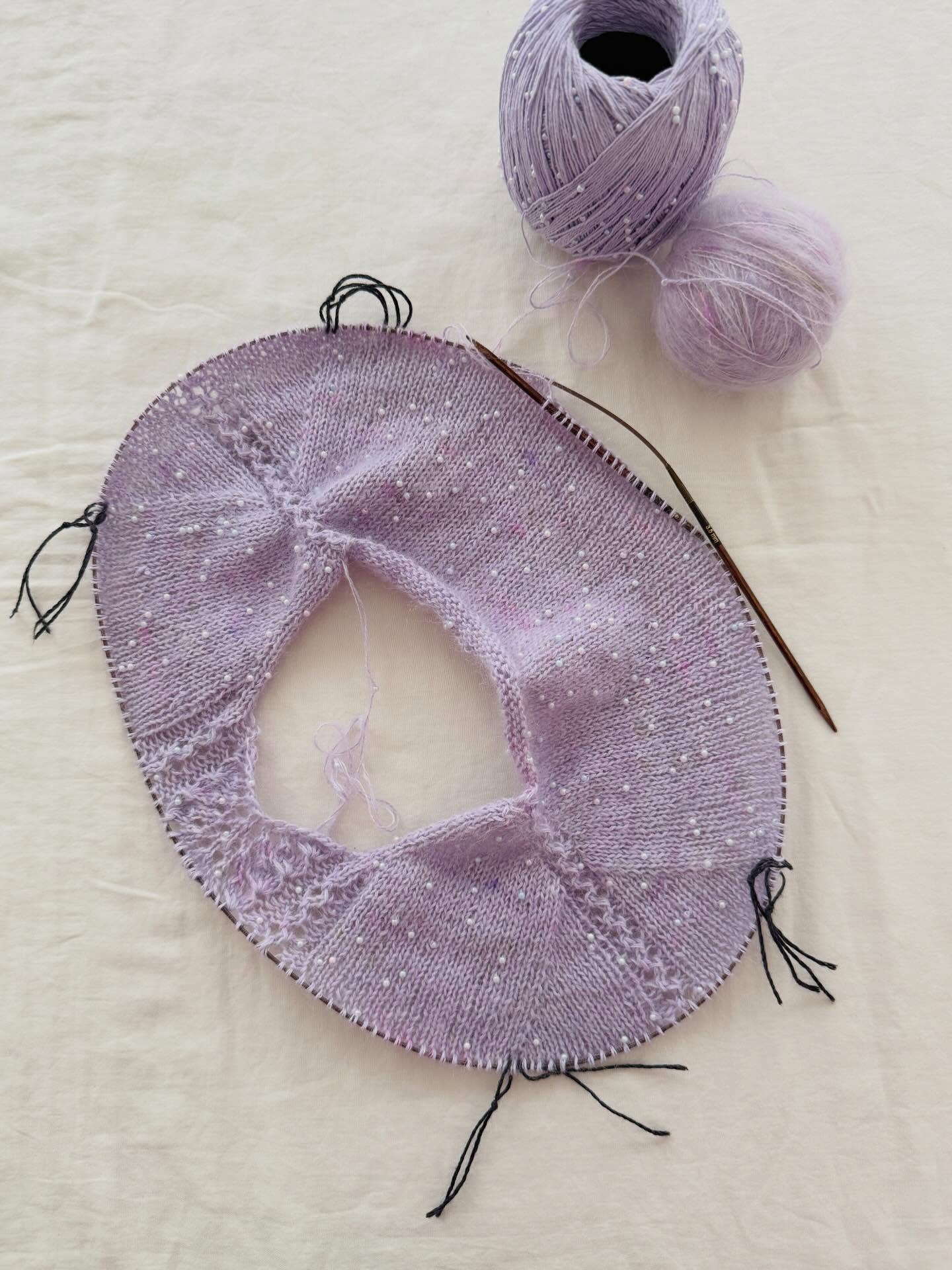 The yoke of my new favorite sweater to be has been growing a little bit during the last couple of days and I am getting more and more excited from round to round and lace pattern repeat to lace pattern repeat 🥰
.
Have a good start into the new week 😍
.
.
.
Pattern in progress by me: #ariellasweater
.
Yarn: Mermaid Tears in Lila and Moe in the shade Wisteria both by @pru_yarns
.
Advertising
.
#knitting #stricken #strickenmachtglücklich #knitknitknit