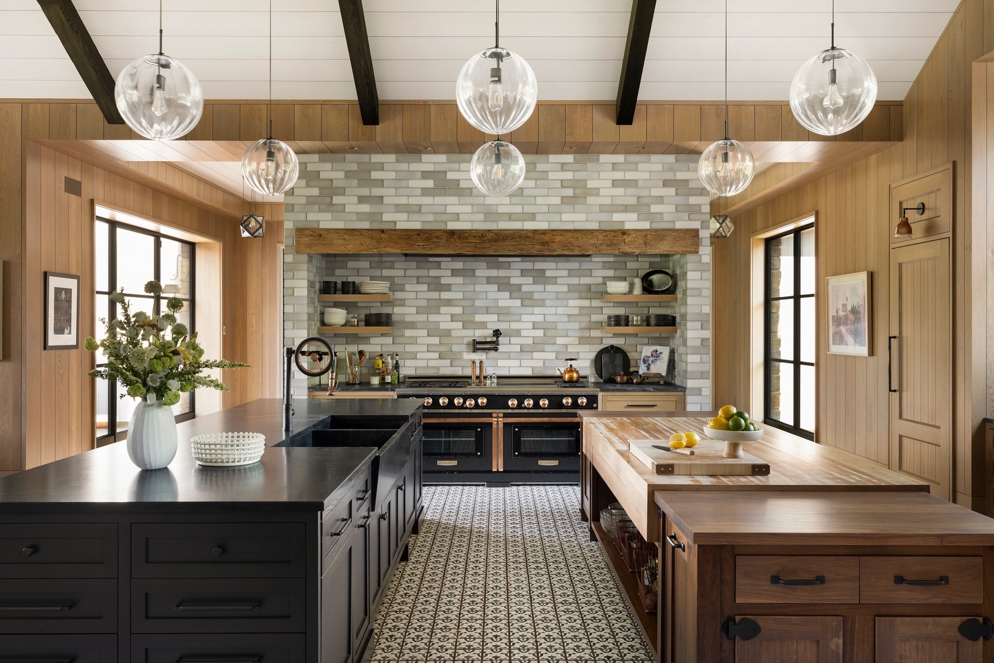 Every detail, from the beams to the stone to the custom millwork, comes together in this kitchen, making Harrington feel both elevated and effortless.
Architect: @swanarchitecture
Landscape Architect: @keenanandsveiven
Interior Design: Harris Weldon Interiors
Custom Home Builder: HnH Homes
Photography: @spacecrafting_photography