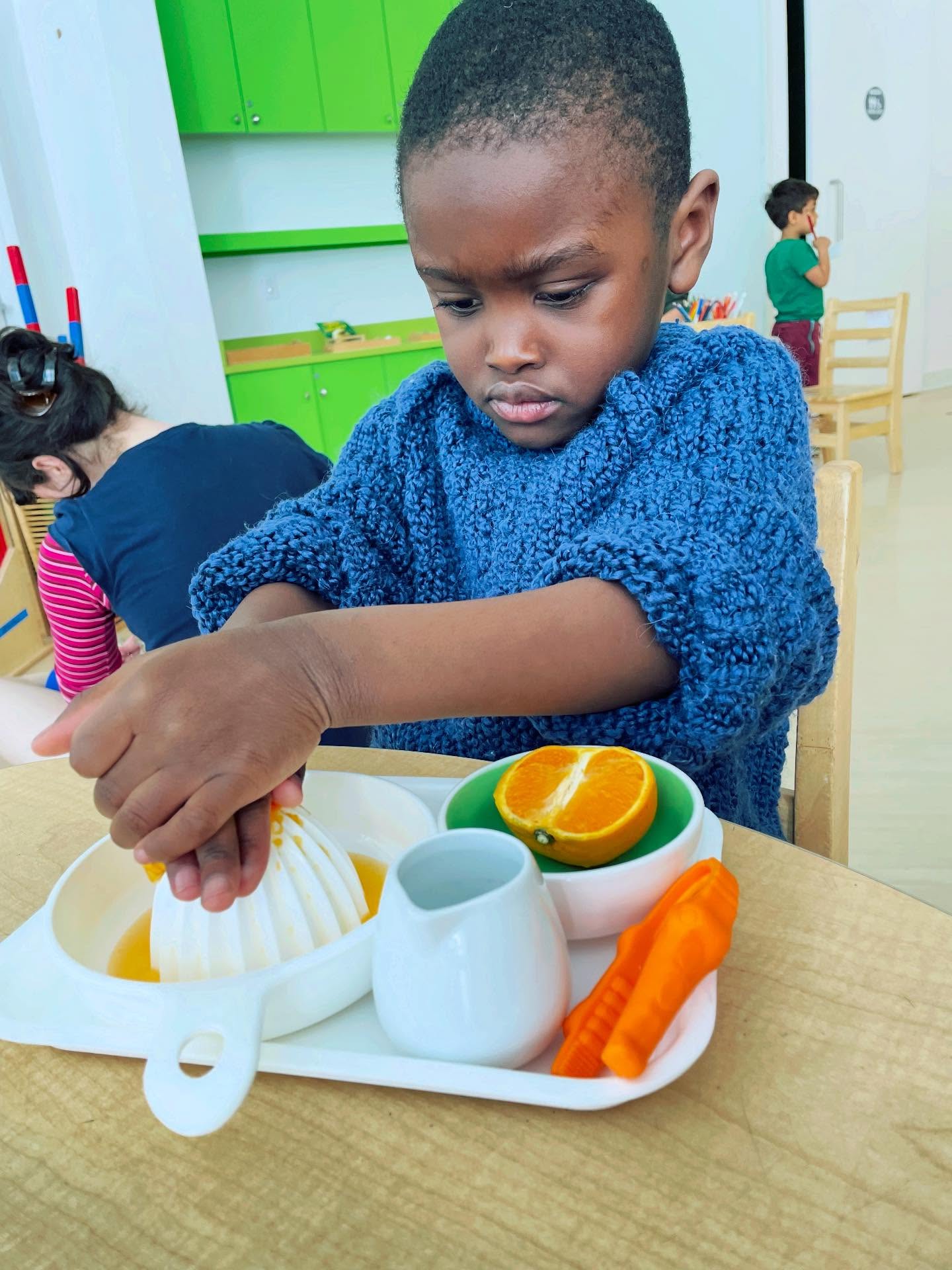 How does a 3-year-old make sense of the world?
Through real, tangible experiences that turn curiosity into understanding.
In our “Sharing the Planet” unit, our Preschool 3s Spanish students explored animals through purposeful, Montessori-style work: making jugs (juice), counting with animal counters, and studying butterfly and chicken life cycles.
And then they took that learning into the city.
On neighborhood walks, students observed spring in real time—flowers blooming, colors changing—and began to understand cambio (change), making connections to how seasons influence what we wear and what we do.
This is how meaning is built—through experience, connection, and discovery.
Follow along to see more from our Pine Street students and teachers. Visit the link in bio to learn more about our Spanish and Mandarin language tracks (BONUS: we even offer German in Middle School).
#nycparents #earlylearning #nycschools #montessori #preschoolnyc