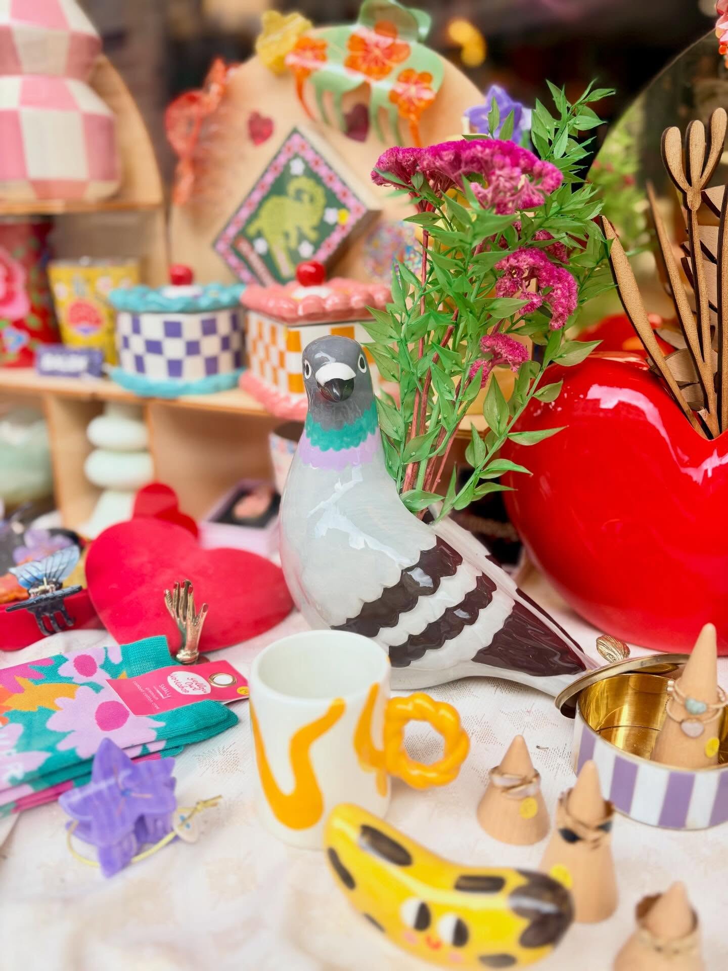 🕊️ Le pigeon le plus cool de Bordeaux est de retour 💛
Vous l’attendiez, il est là 😏
Notre pigeon adoré fait son grand comeback en boutique !
Et comme un pigeon ne vient jamais seul…
👉 son pote en pince à cheveux est aussi de la partie 🕊️ @eatmysocks.shop
Autant vous dire qu’ils vont s’envoler très vite.
🎉 Et demain, c’est jour de fête !
La rue Fondaudège s’anime avec le grand vide-grenier 🌼
On est ravis d’y participer et de vous y retrouver encore plus nombreux 💛
🕒 Boutique ouverte de 11h à 19h
📍 Le Puits d’Amour – Bordeaux
Passez nous voir, ça sent la bonne humeur, les trouvailles et les drôles de vases !
Le Puits d’Amour, toujours plus de love 💛