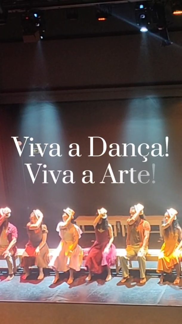 No dia 25 de abril, o palco do foi tomado por algo que vai além da arte… foi alma em movimento.
O espetáculo “Corpo em Serenata”, dirigido por Ary Cordeiro, da companhia SÍNTESE , nos atravessou com uma delicadeza rara, daquelas que não se explicam, se sentem.
E como se o tempo tivesse conspirado a favor da dança… naquela mesma semana, o Brasil celebrava a sanção da Lei 15.395/2026
Um marco. Um reconhecimento. Um abraço histórico em todos que vivem e respiram a dança.
Receber esse espetáculo nesse momento foi mais do que especial… foi simbólico. Foi necessário. Foi um presente.
E a experiência se expandiu…
No camarote, uma verdadeira obra sensorial: menu degustação assinado pela chef Mari Pin do Spectacle Gourmet, elevando ainda mais essa noite inesquecível.
Arte no corpo.
Arte no sabor.
Arte na história que estamos vivendo.
Que venham mais encontros assim, onde a dança não só se apresenta… mas se eterniza dentro de nós.
✨