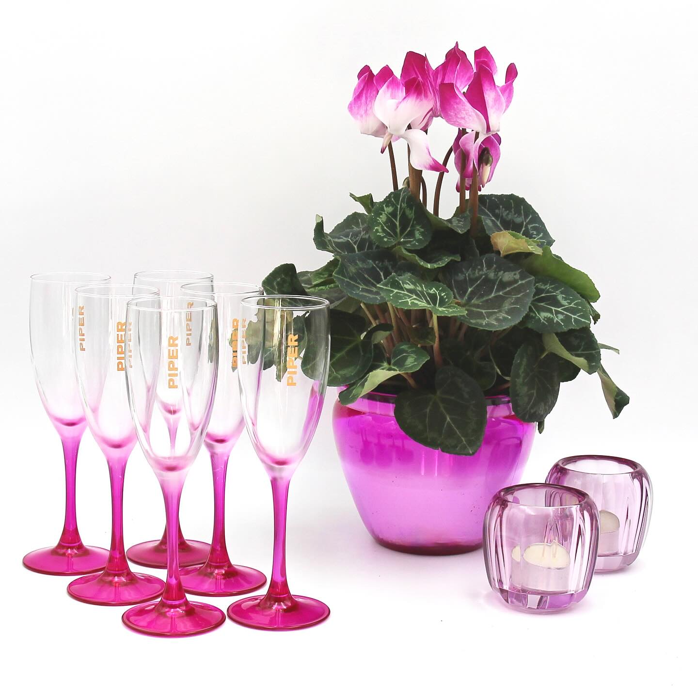 Think Pink 💕 It seems we are embracing pink hues this Mother’s Day!
Hot pink Piper Heidsieck champagne flutes, hot pink & white cyclamen and, a little more subdued in colour, a pair of ‘Noble Rose’ Villeroy & Boch tealights.